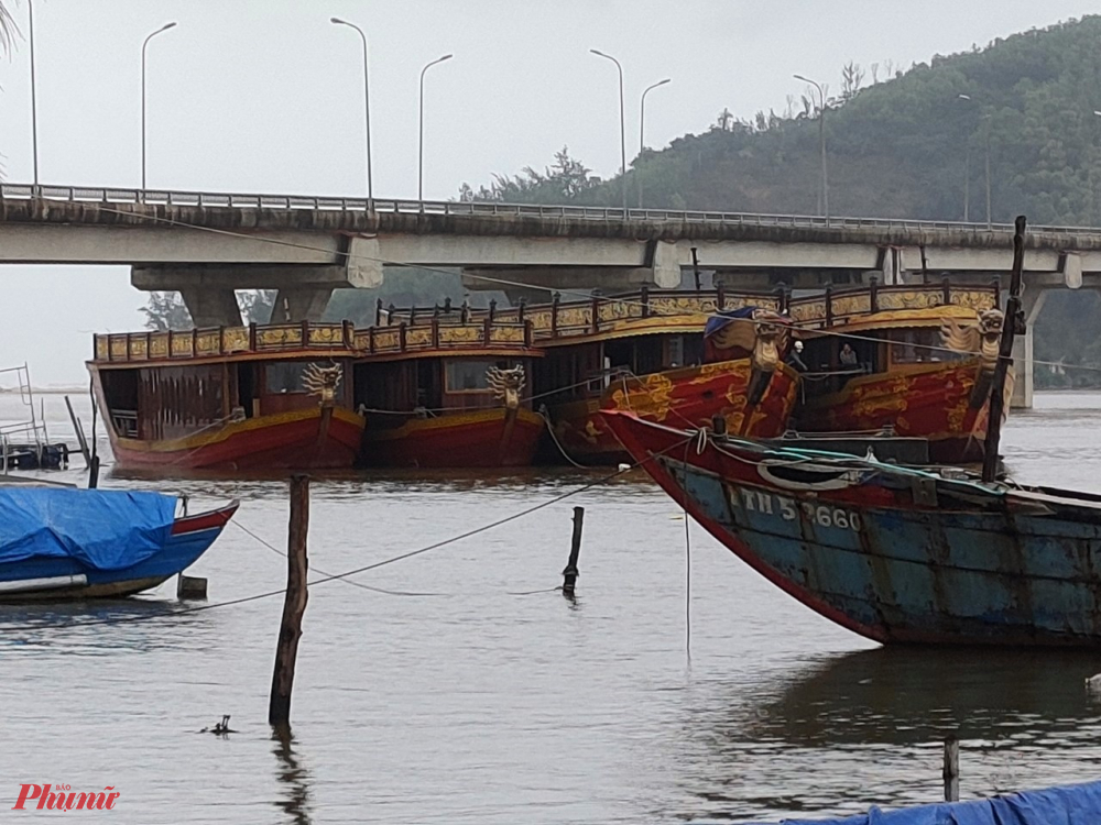 Tương tự, tại khu vực hai đầu m&uacute;i k&egrave; Giang Hải (Ph&uacute; Lộc) hiện nay cũng xảy ra t&igrave;nh trạng x&acirc;m thực biển nghi&ecirc;m trọng, l&agrave;m nhiều diện t&iacute;ch rừng dương ph&ograve;ng hộ bị cuốn tr&ocirc;i. Cụ thể, từ m&uacute;i k&egrave; Giang Hải đến khu vực n&uacute;i Linh Th&aacute;i gi&aacute;p x&atilde; Vinh Hiền với chiều d&agrave;i 1km biển x&acirc;m thực dữ dội, s&oacute;ng gần tr&agrave;n qua khu vực tỉnh lộ 21. 