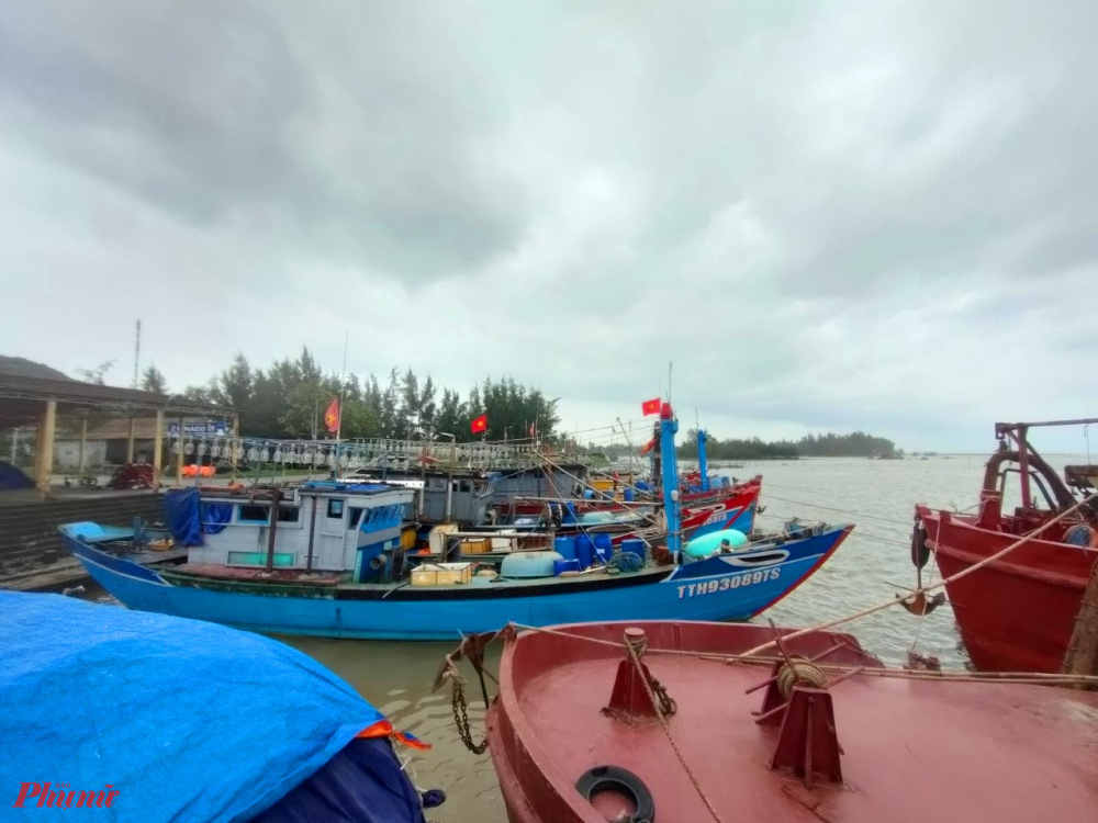 Ph&iacute;a m&uacute;i k&egrave; gi&aacute;p x&atilde; Vinh Mỹ hiện nay c&ograve;n khoảng 15 hộ d&acirc;n nằm trong v&ugrave;ng sạt lở nguy hiểm đ&atilde; c&oacute; phương &aacute;n bố tr&iacute; t&aacute;i định cư nhằm đảm bảo an to&agrave;n.
