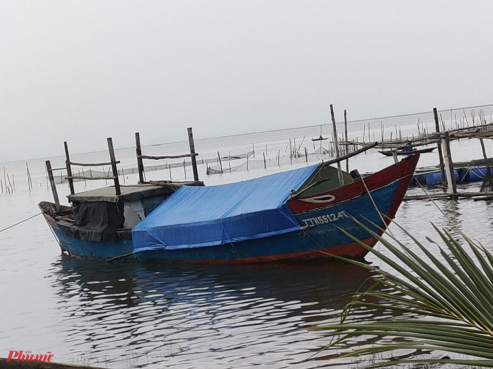 Chủ tịch UBND x&atilde; Vinh Hiền (huyện Ph&uacute; Lộc) Nguyễn Tam cho biết, địa phương đ&atilde; x&acirc;y dựng phương &aacute;n ph&ograve;ng, chống b&atilde;o số 9 theo phương ch&acirc;m '4 tại chỗ'; x&acirc;y dựng phương &aacute;n di dời xen gh&eacute;p 42 hộ, với 111 khẩu đến những nh&agrave; cao tầng, nh&agrave; ki&ecirc;n cố v&agrave; trường học; đồng thời đảm bảo c&ocirc;ng t&aacute;c ph&ograve;ng, chống dịch COVID-19 trong qu&aacute; tr&igrave;nh sơ t&aacute;n d&acirc;n.