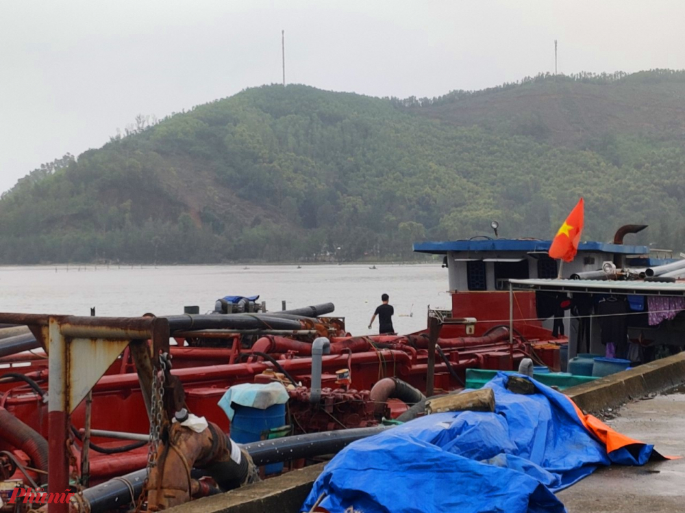 Tại khu vực cửa biển Tư Hiền x&atilde; Vinh Hiền huyện Ph&uacute; Lộc c&oacute; rất nhi&ecirc;u t&agrave;u c&aacute; đ&atilde; v&agrave;o tr&uacute; b&atilde;o an to&agrave;n 