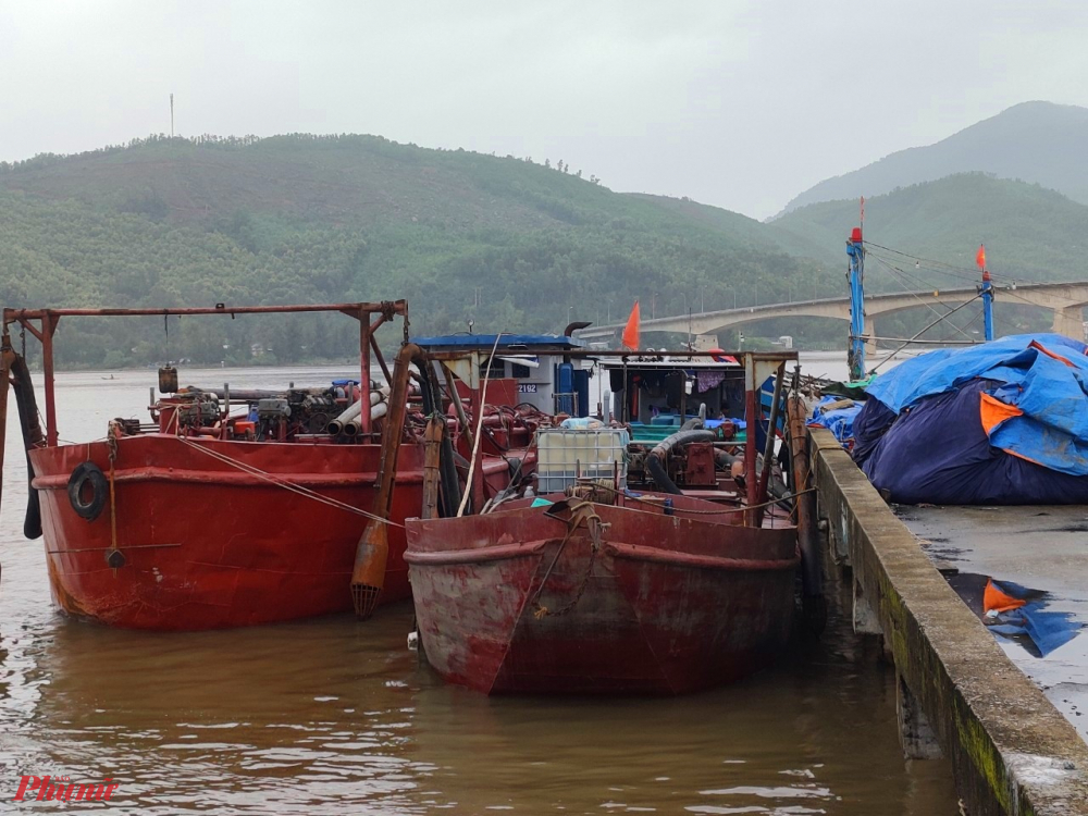 Kiểm tra t&igrave;nh h&igrave;nh sạt lở biển, c&ocirc;ng t&aacute;c chuẩn bị ứng ph&oacute; với b&atilde;o số 9,  &Ocirc;ng Ho&agrave;ng Hải Minh Ph&oacute; Chủ tịch UBND tỉnh Thừa Thi&ecirc;n- Huế y&ecirc;u cầu c&aacute;c địa phương r&agrave; so&aacute;t, c&oacute; phương &aacute;n sơ t&aacute;n d&acirc;n v&ugrave;ng ven biển, đầm ph&aacute;, v&ugrave;ng c&oacute; nguy cơ lũ qu&eacute;t, sạt lở v&agrave; c&aacute;c khu vực trọng điểm để bảo đảm an to&agrave;n t&iacute;nh mạng v&agrave; t&agrave;i sản của Nh&acirc;n d&acirc;n. &ldquo;Đ&acirc;y l&agrave; cơn b&atilde;o &ldquo;tr&aacute;i m&ugrave;a&rdquo;, c&oacute; diễn biến phức tạp n&ecirc;n c&aacute;c địa phương, nhất l&agrave; v&ugrave;ng ven biển Ph&uacute; Vang, Ph&uacute; Lộc kh&ocirc;ng được chủ quan. Trong chiều 19/12, phải ho&agrave;n th&agrave;nh sơ t&aacute;n di dời d&acirc;n. Việc di dời d&acirc;n cần đảm bảo an to&agrave;n chống dịch&rdquo;, Ph&oacute; Chủ tịch UBND tỉnh Ho&agrave;ng Hải Minh nhấn mạnh.