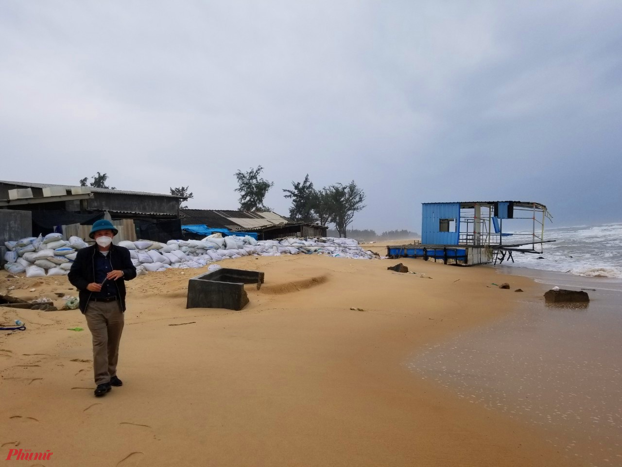 &Ocirc;ng Đặng Tiến T&ugrave;y, Chủ tịch UBND x&atilde; Ph&uacute; Thuận, huyện Ph&uacute; Vang cho biết: Th&ocirc;n T&acirc;n An l&agrave; vị tr&iacute; xung yếu nhất của x&atilde; Ph&uacute; Thuận, t&igrave;nh h&igrave;nh x&acirc;m thực biển k&eacute;o d&agrave;i đe dọa cuộc sống của người d&acirc;n nơi đ&acirc;y. Dự b&aacute;o ảnh hưởng của b&atilde;o số 9 g&acirc;y mưa lớn, triều cường d&acirc;ng cao, s&oacute;ng lớn khả năng tạo th&agrave;nh một cửa biển mới như năm 1999. 
