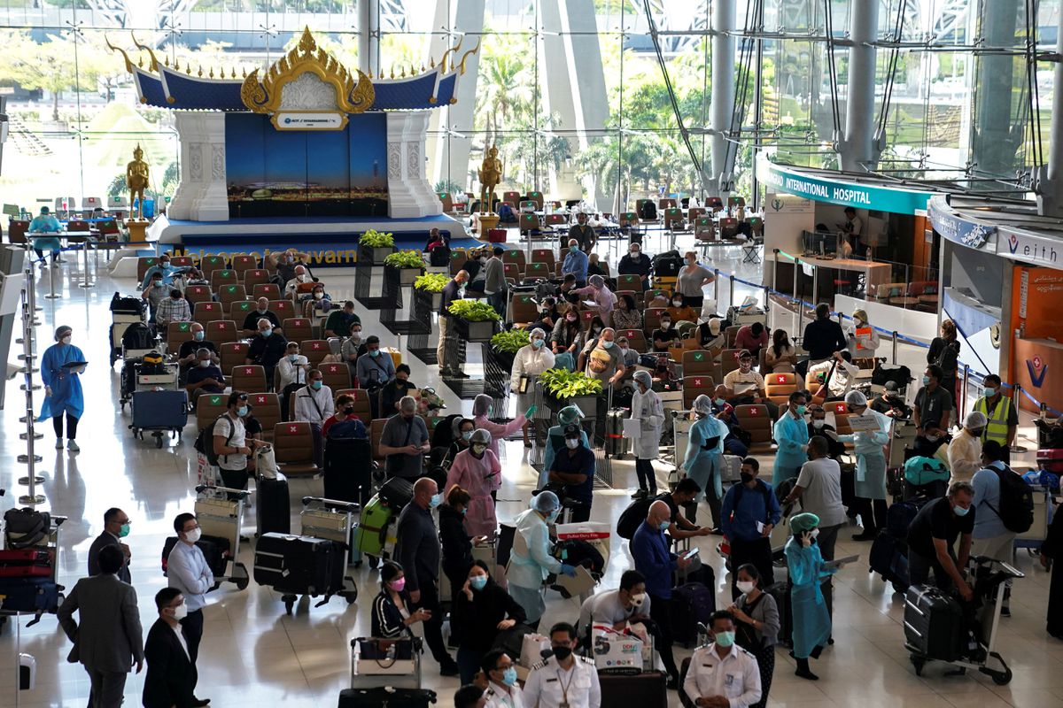 Du kh&aacute;ch nước ngo&agrave;i đến s&acirc;n bay Suvarnabhumi, Bangkok trong ng&agrave;y đầu ti&ecirc;n của chiến dịch mở cửa trở lại đất nước 