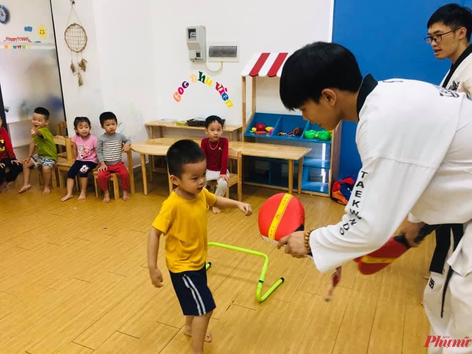 Học sinh mầm non quay lại trường cha mẹ phải k&yacute; cam kết nghi&ecirc;m t&uacute;c thực hiện quy định ph&ograve;ng chống dịch - Ảnh: Đại Minh