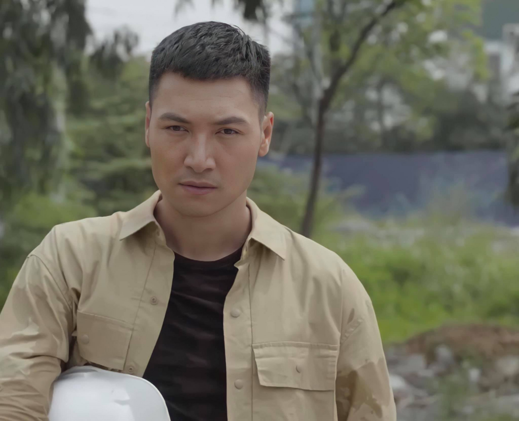 Diễn vi&ecirc;n Mạnh Trường trong phim Hồ sơ c&aacute; sấu.
