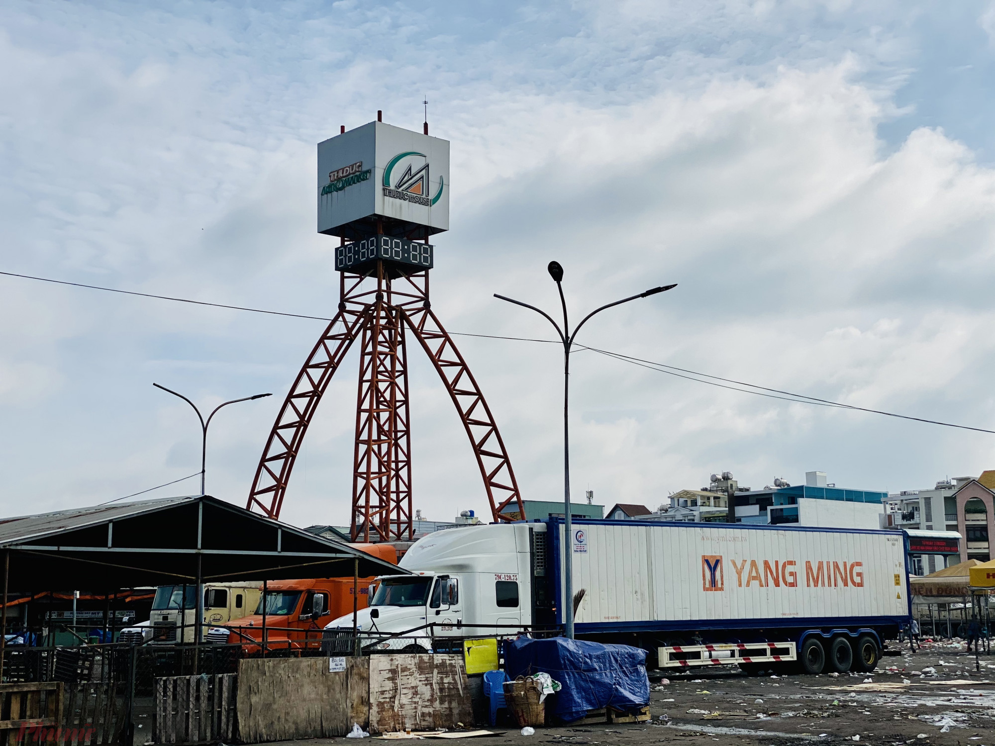 Chợ đầu mối n&ocirc;ng sản Thủ Đức trong ng&agrave;y đầu ti&ecirc;n ch&iacute;nh thức tạm đ&oacute;ng cửa v&igrave; dịch COVID-19 b&ugrave;ng ph&aacute;t tại TPHCM - Ảnh: Quốc Th&aacute;i 