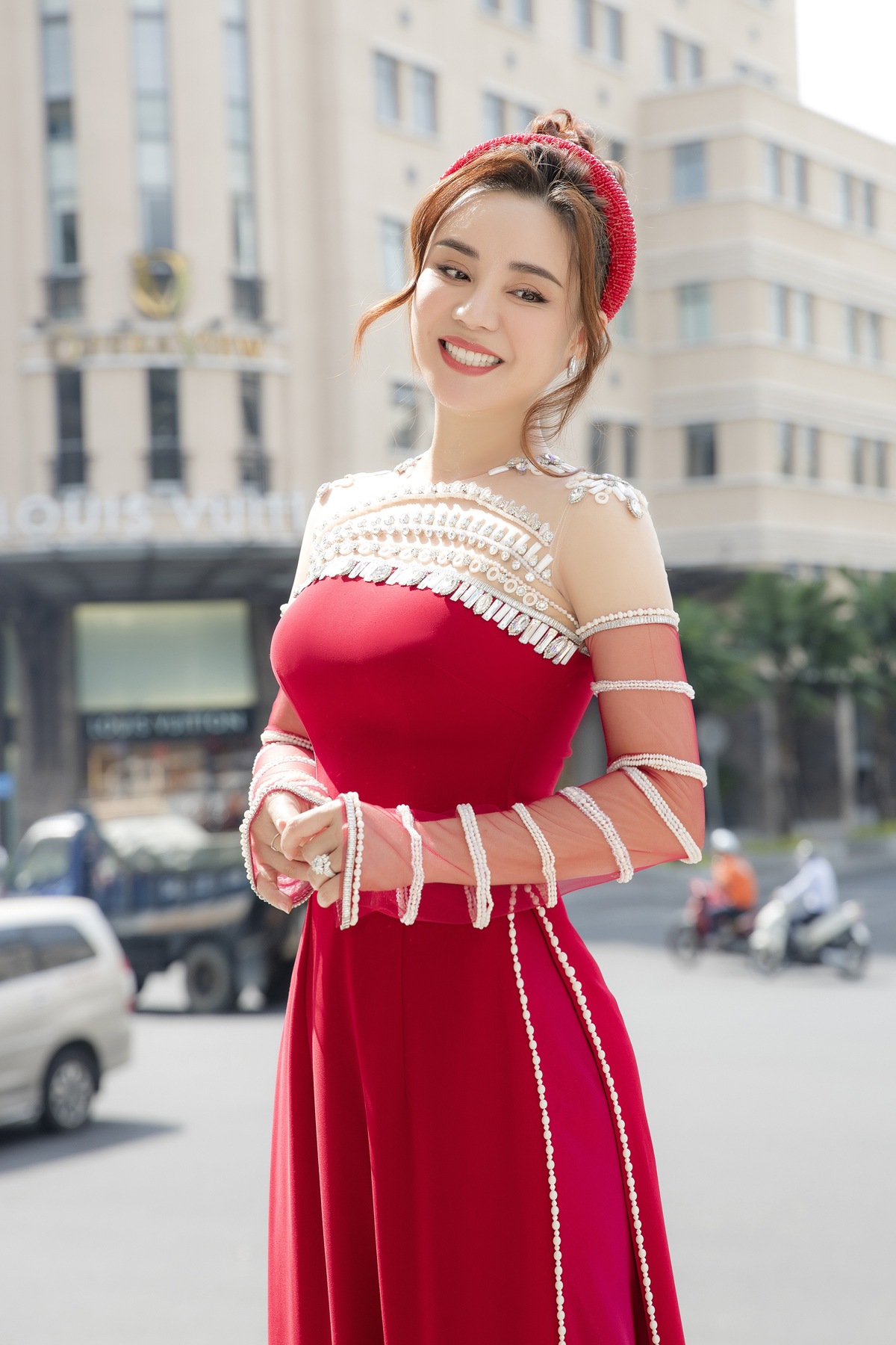 Do đ&atilde; c&oacute; kinh nghiệm trong 2 lần mang thai trước n&ecirc;n trong lần thứ 3 nữ ca sĩ kh&ocirc;ng qu&aacute; kh&oacute; khăn trong việc lấy lại sắc v&oacute;c. B&ecirc;n cạnh những bộ c&aacute;nh &ocirc;m d&aacute;ng, Vy Oanh cho biết c&ocirc; cực kỳ y&ecirc;u th&iacute;ch những t&agrave; &aacute;o d&agrave;i truyền thống, nhất l&agrave; trong những dịp lễ hội cuối năm.