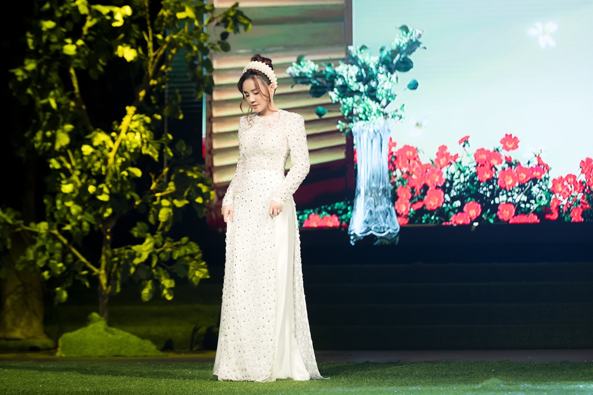 Để về được phom d&aacute;ng hiện tại, Vy Qanh t&acirc;m sự tất cả l&agrave; nhờ sự chăm chỉ tập luyện thể dục, ăn uống chừng mực giảm 20 kg trong thời gian ngắn. Hiện, c&ocirc; vẫn duy tr&igrave; chế độ tập gym đều đặn gi&uacute;p c&ocirc; thể th&ecirc;m phần săn chắc, dẻo dai.
