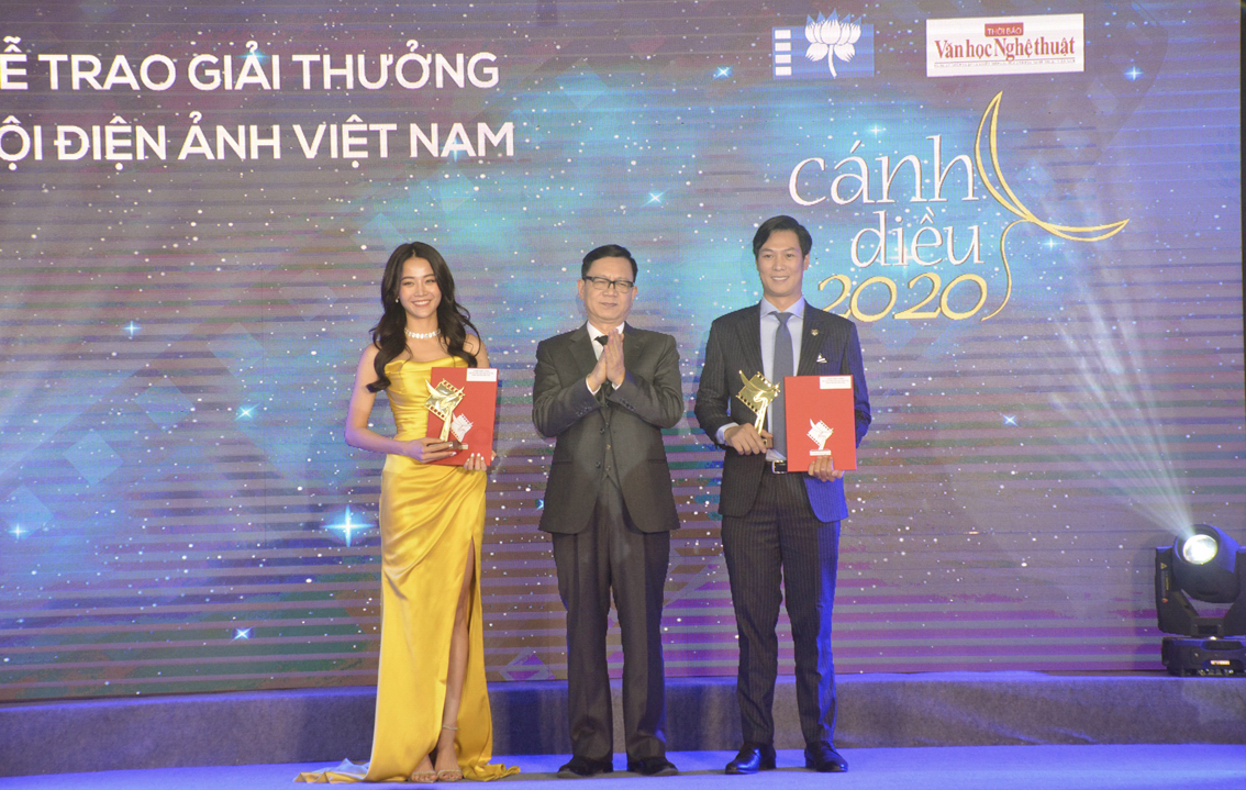 Diễn vi&ecirc;n Karen Nguyễn nhận giải thưởng Nữ diễn vi&ecirc;n phụ xuất sắc hạng mục Phim truyện điện ảnh