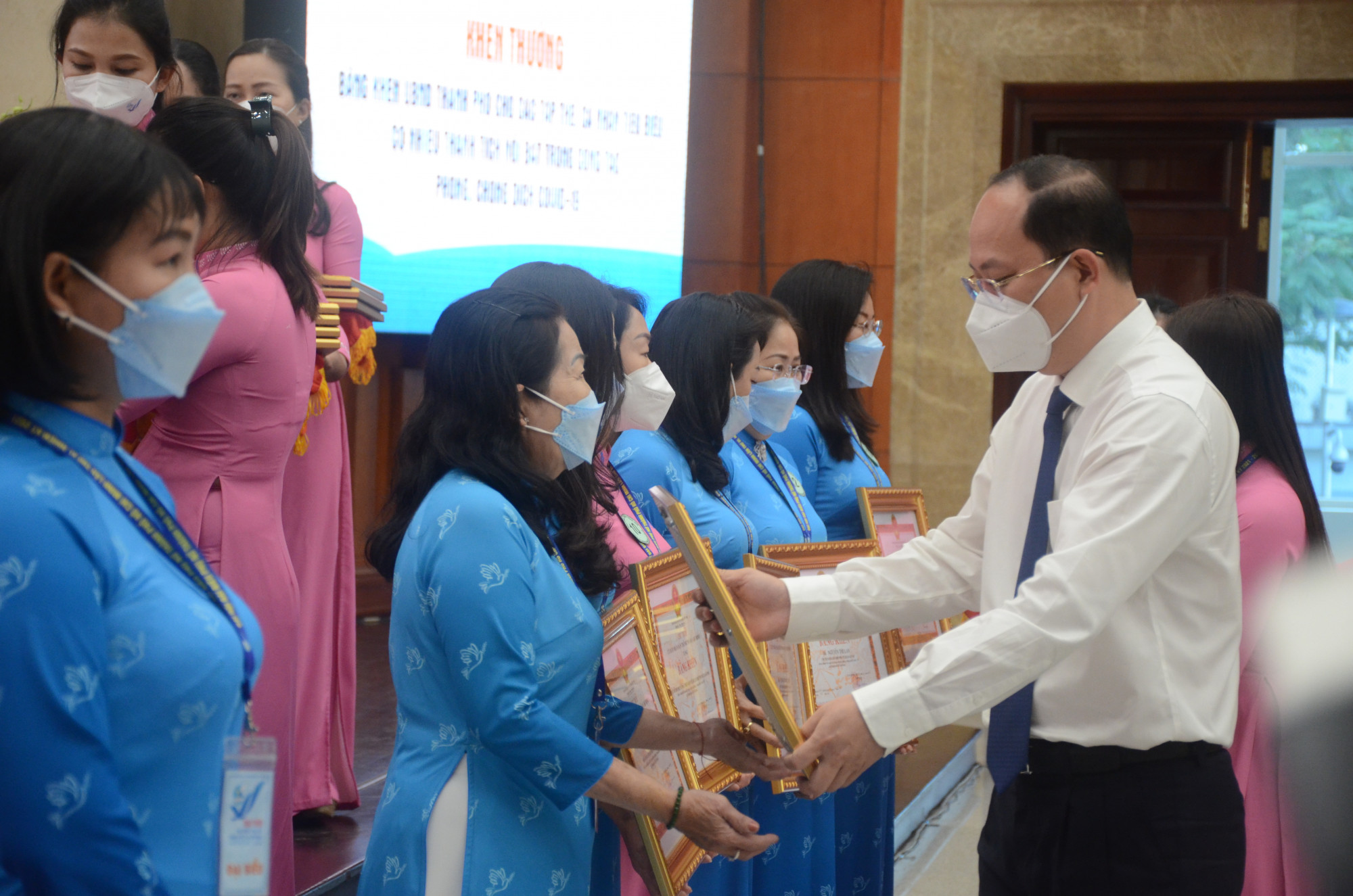 Ph&oacute; B&iacute; thư Th&agrave;nh ủy TPHCM Nguyễn Hồ Hải tặng bằng khen cho c&aacute;c tập thể, c&aacute; nh&acirc;n tại Đại hội