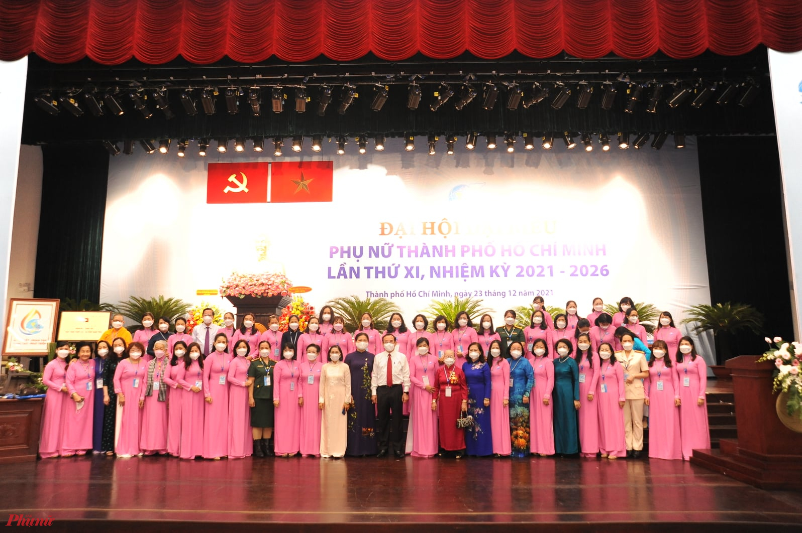 Ban chấp h&agrave;nh Hội LHPN TPHCM chụp ảnh lưu niệm c&ugrave;ng l&atilde;nh đạo tại đại hội 