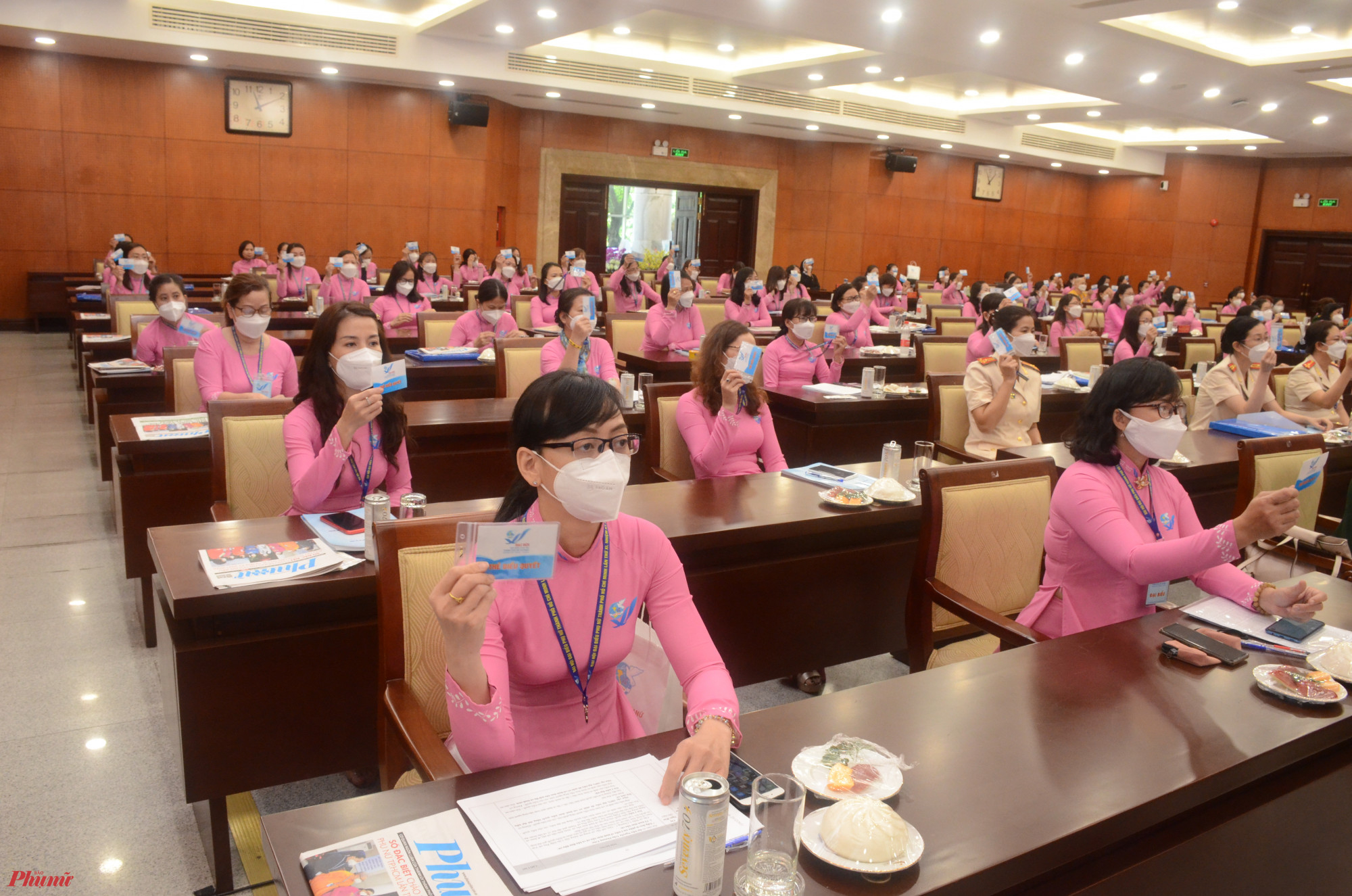 C&aacute;c đại biểu biểu quyết bầu Bầu ban chấp h&agrave;nh Hội LHPN TPHCM nhiệm kỳ 2021-2026