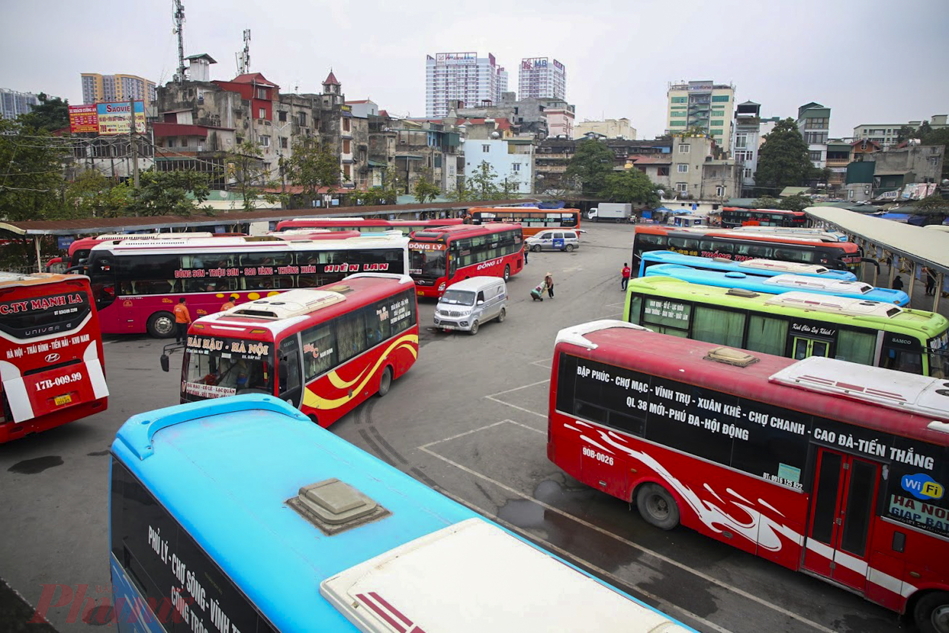 Một t&agrave;i xế cho hay: 'Trong mấy ng&agrave;y n&agrave;y, lượng kh&aacute;ch kh&ocirc;ng c&oacute; dấu hiệu tăng do t&acirc;m l&yacute; lo ngại di chuyển bởi dịch bệnh đang diễn biến phức tạp của người d&acirc;n. Hiện mỗi ng&agrave;y chỉ c&oacute; v&agrave;i chục chuyến xe rời bến&rdquo;.