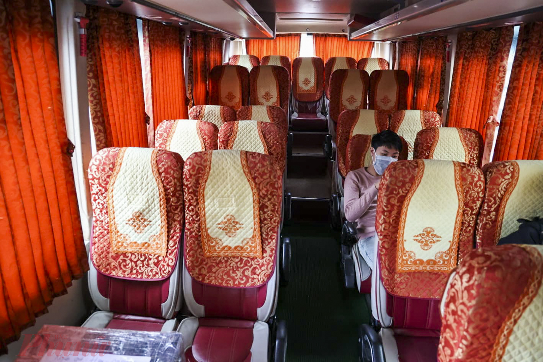 Nhi&ecirc;&ugrave; xe rời bến trong t&igrave;nh trạng l&aacute;c đ&aacute;c chỉ với một v&agrave;i h&agrave;ng kh&aacute;ch.
