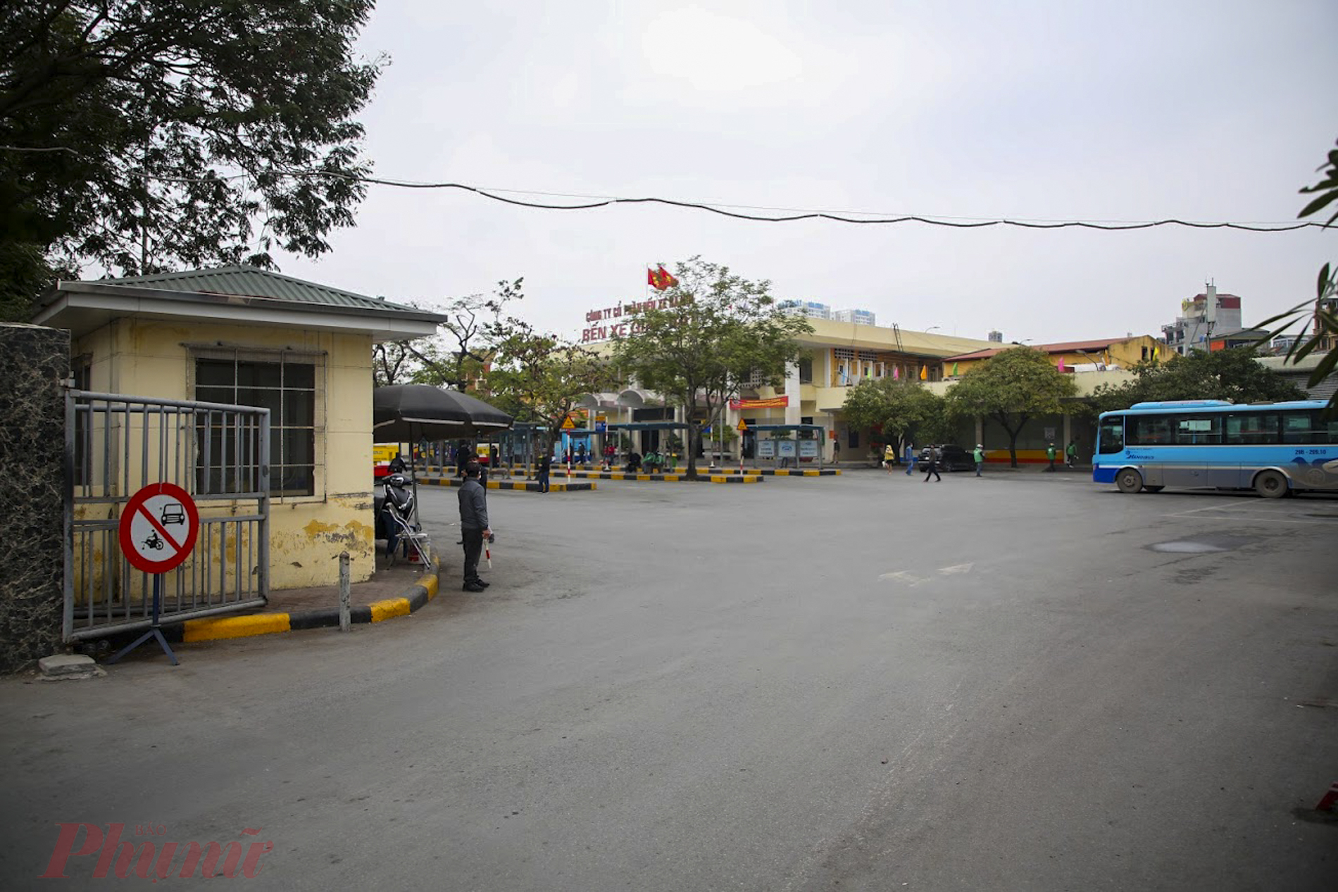 Ghi nhận của Ph&oacute;ng vi&ecirc;n ng&agrave;y 31/12, tại Bến xe Gi&aacute;p B&aacute;t (H&agrave; Nội) chỉ thưa thớt một v&agrave;i người. Phần lớn, mọi người đến bến chỉ để gửi hoặc nhận đồ. Tại c&aacute;c quầy v&eacute;, kh&ocirc;ng c&oacute; cảnh chen lấn, xếp h&agrave;ng d&agrave;i mua v&eacute; như những năm trước đ&acirc;y.