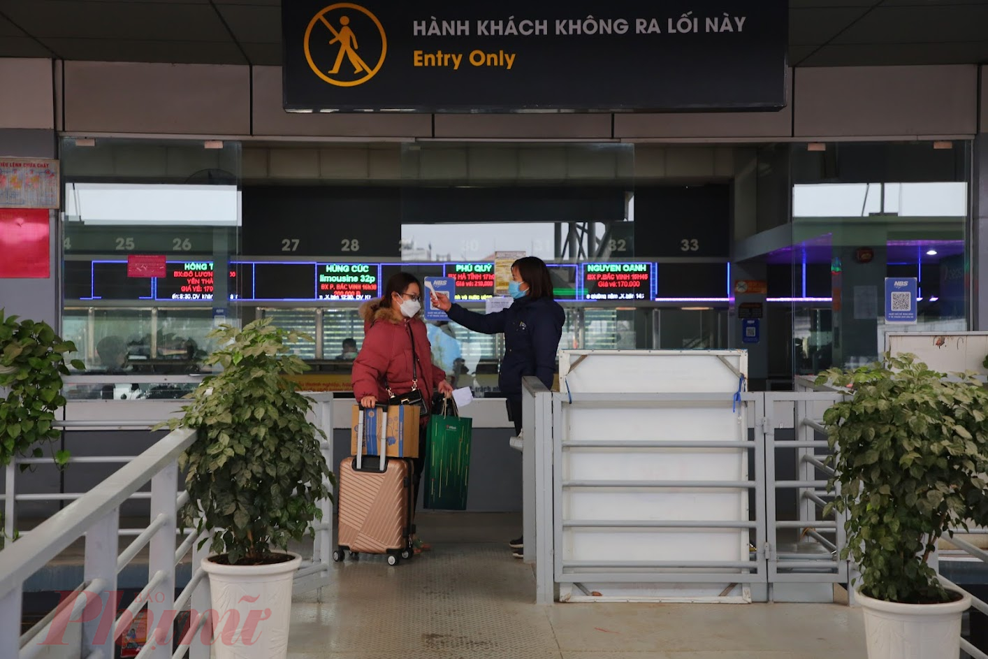 H&agrave;nh kh&aacute;ch đi xe tại bến đều phải khai b&aacute;o y tế v&agrave; kiểm tra th&acirc;n nhiệt.