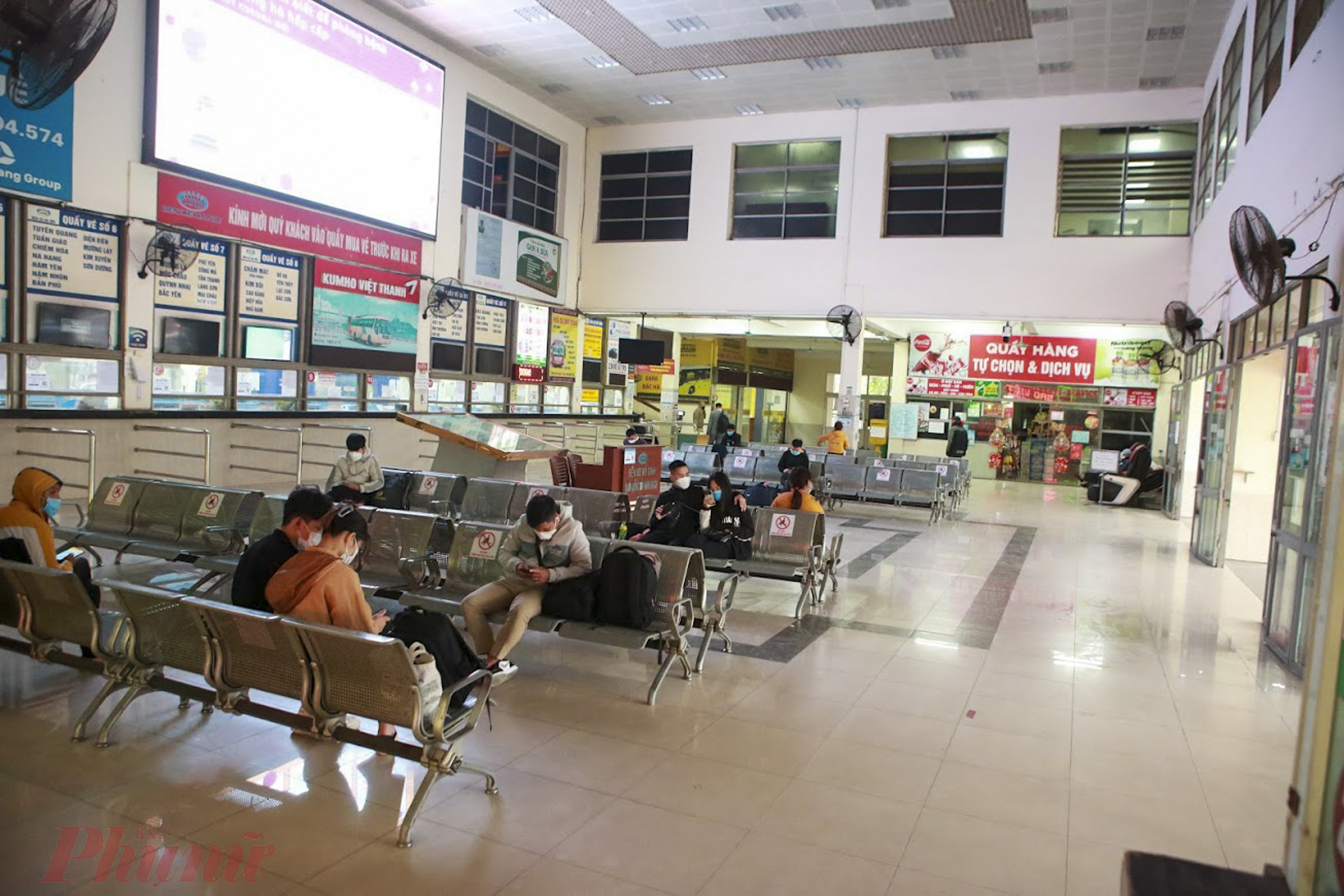 Điểm chờ xe vốn dĩ tấp nập người l&ecirc;n xuống v&agrave;o c&aacute;c năm trước trong ng&agrave;y cuối năm về qu&ecirc; nghỉ Tết Dương lịch, nhưng năm nay nhiều thời điểm kh&ocirc;ng một b&oacute;ng người.