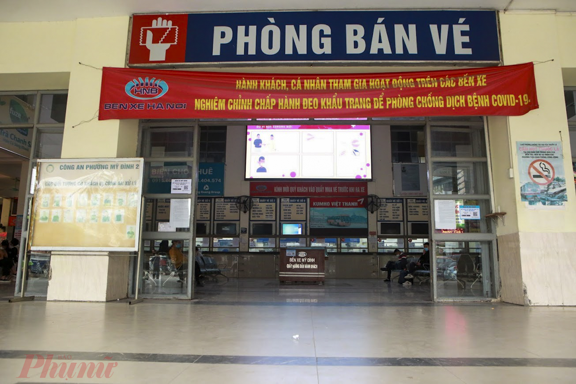 Tương tự, Một bến xe lớn kh&aacute;c ở H&agrave; Nội - bến xe Mỹ Đ&igrave;nh cũng chịu cảnh đ&igrave;u hiu, cả sảnh lớn chỉ một v&agrave;i h&agrave;nh kh&aacute;ch chờ l&agrave;m thủ tục b&ecirc;n trong.