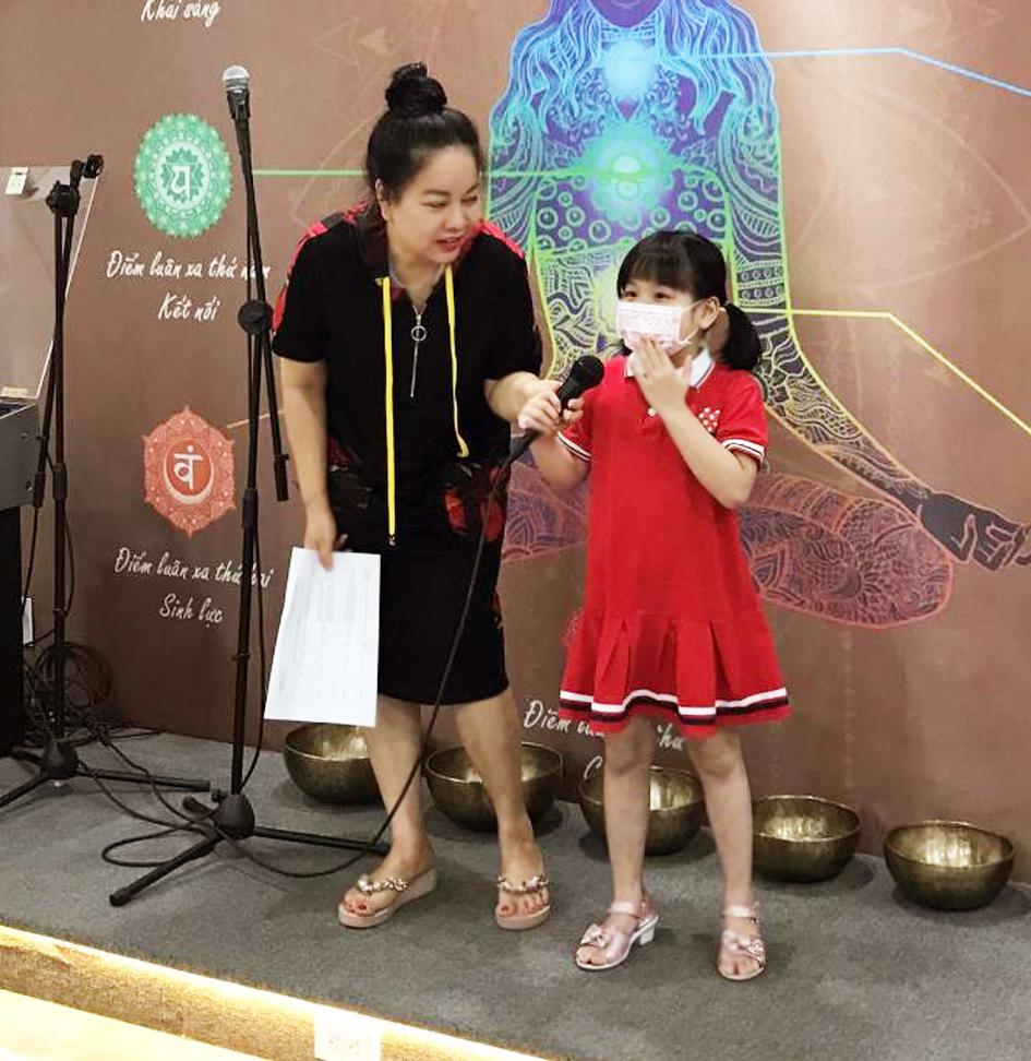 Nữ doanh nh&acirc;n Nguyễn Thị Diễm Hằng giao lưu với một trong những đứa trẻ m&agrave; chị nhận đỡ đầu