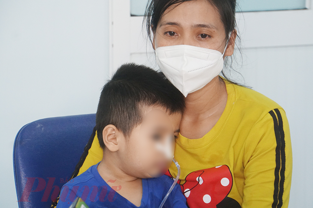 Đến hiện tại, chị Linh vẫn c&ograve;n sợ h&atilde;i trước t&igrave;nh trạng của con m&igrave;nh