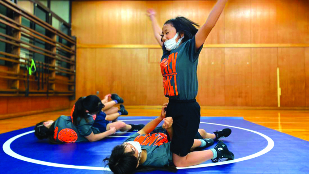 C&aacute;c th&iacute; sinh trong giải đấu d&agrave;nh cho nữ sinh tiểu học quốc gia Wanpaku cũng đi l&ecirc;n từ m&ocirc;n judo v&agrave; đấu vật - ẢNH: CNN