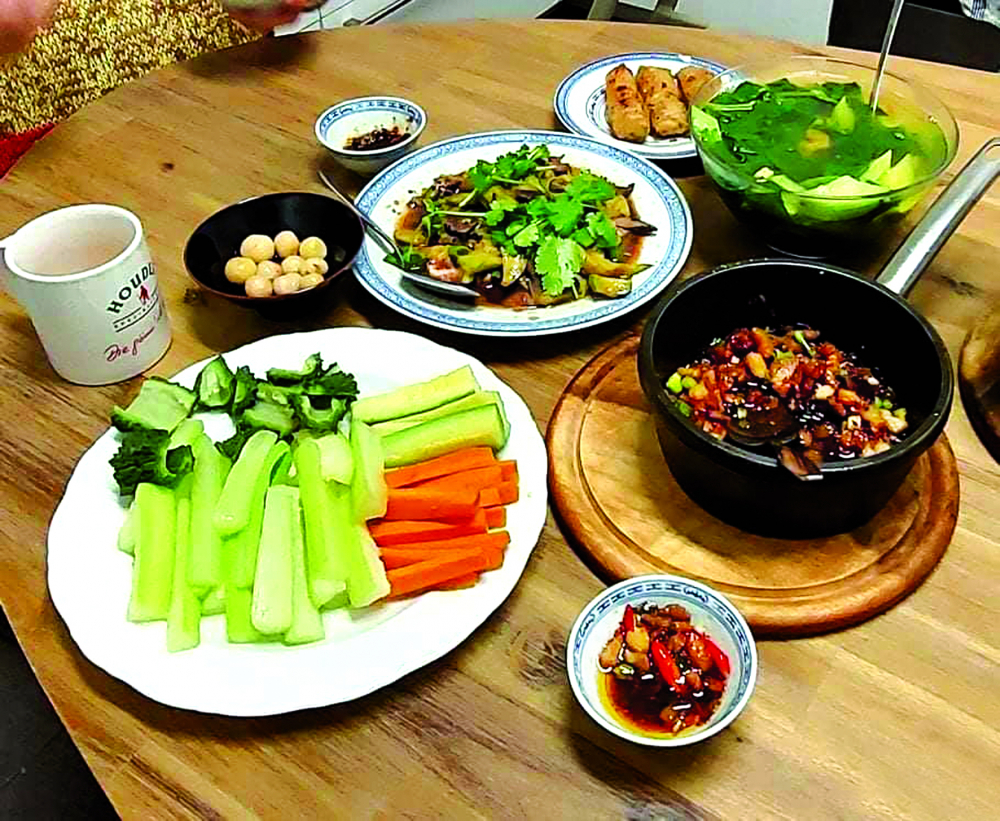 Bữa cơm rau m&agrave; t&aacute;c giả được  người chị đồng hương đ&atilde;i ở xứ người