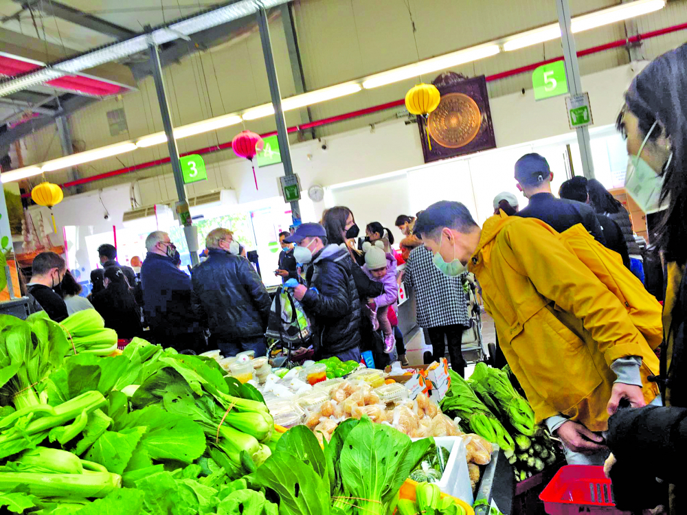 Nhiều loại rau tươi của Việt Nam được b&agrave;y b&aacute;n ở chợ Đồng Xu&acirc;n, Berlin
