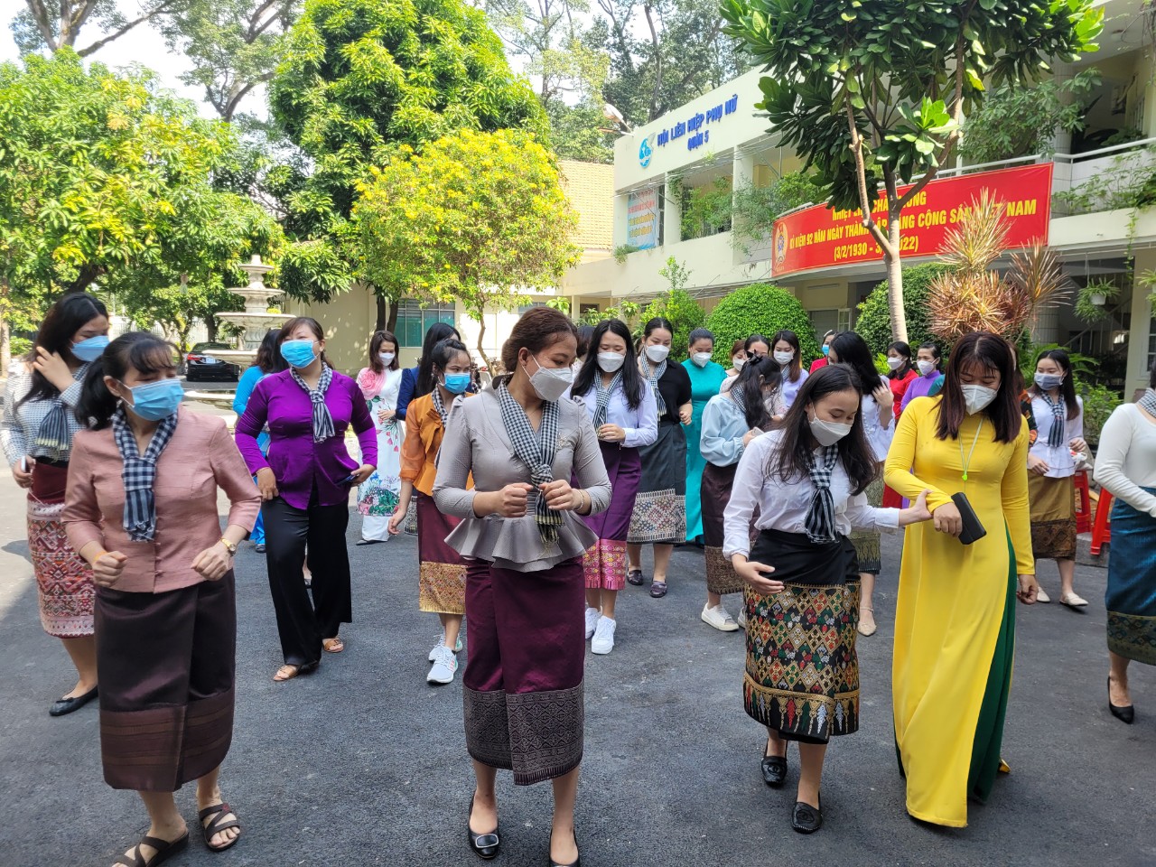 C&aacute;c nữ sinh vi&ecirc;n, học vi&ecirc;n L&agrave;o hướng dẫn c&aacute;n bộ Hội LHPN Q.5 c&aacute;c điệu m&uacute;a cổ truyền của người L&agrave;o