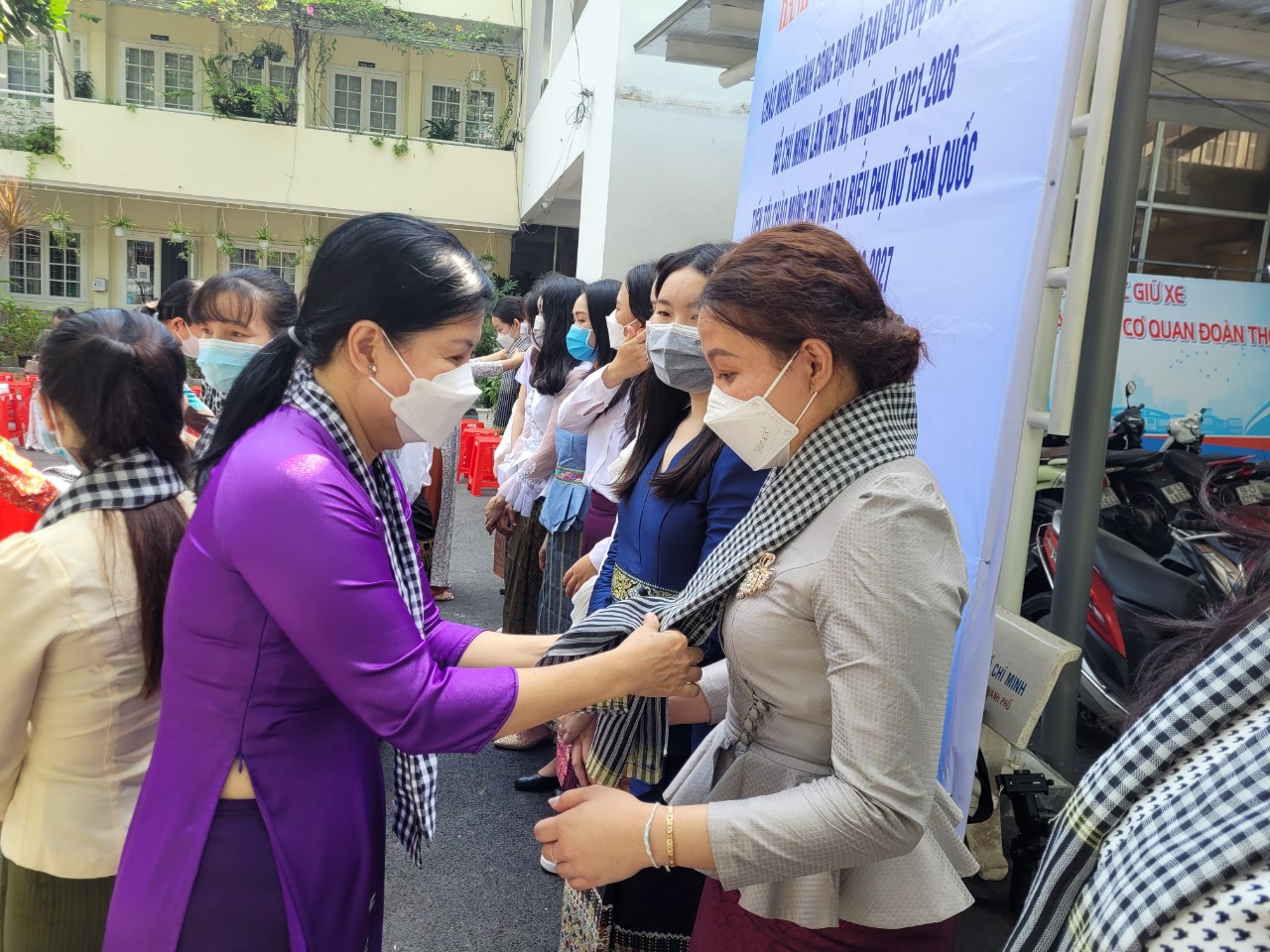 B&agrave; Trần Thị Tuyết Hạnh - Chủ tịch Hội LHPN Q.5 trao tặng khăn rằng cho c&aacute;c nữ du học sinh L&agrave;o với mong muốn thắt chặt t&igrave;nh đo&agrave;n kết, hữu nghị giữa hai nước