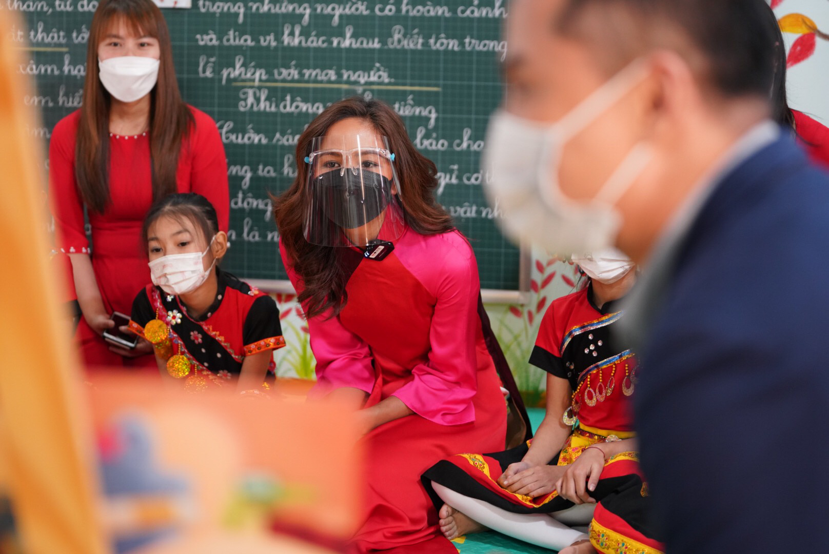 H'Hen Ni&ecirc; trong buổi trao tặng thư viện cho trường tiểu học