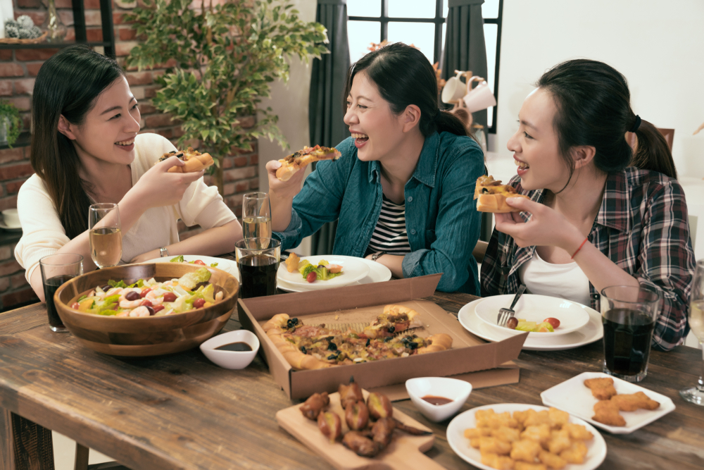 Ti&ecirc;u thụ đồ ăn nhiều dầu mỡ trong ng&agrave;y Tết sẽ k&iacute;ch th&iacute;ch phản ứng vi&ecirc;m tại khớp. Ảnh: Shutterstock