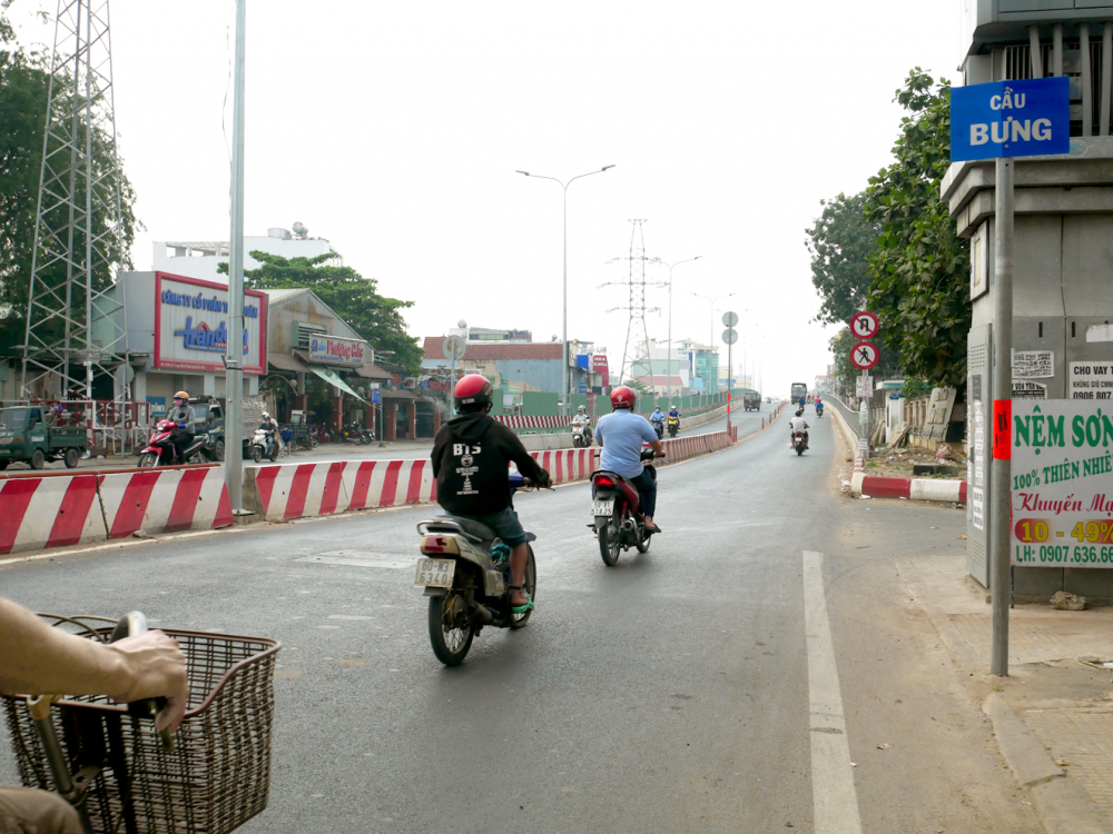 Cầu Bưng mới được th&ocirc;ng xe v&agrave;o đầu th&aacute;ng 12/2021, được xem l&agrave; điểm nhấn của ng&agrave;nh giao th&ocirc;ng sau thời gian dịch bệnh, TP.HCM bước v&agrave;o giai đoạn kh&ocirc;i phục sản xuất