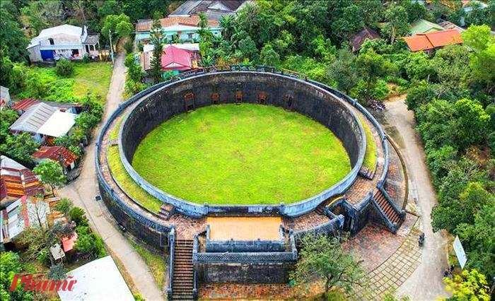 Theo c&aacute;c nh&agrave; nghi&ecirc;n cứu, Hổ Quyền l&agrave; đấu trường được x&acirc;y dựng năm Canh Dần (1830), ở gần đồi Long Thọ, c&aacute;ch kinh th&agrave;nh 4km, d&ugrave;ng để tổ chức những trận tử chiến giữa voi v&agrave; hổ cho nh&agrave; vua, đ&igrave;nh thần v&agrave; d&acirc;n ch&uacute;ng xem, đồng thời huấn luyện cho voi c&oacute; th&ecirc;m kỹ năng chiến đấu. Hổ Quyền c&oacute; cấu tr&uacute;c kh&aacute; đơn giản nhưng rất chắc chắn. Vật liệu x&acirc;y bằng gạch vồ, đ&aacute; thanh v&agrave; v&ocirc;i vữa tốt, cho n&ecirc;n ng&agrave;y nay đấu trường vẫn c&ograve;n kh&aacute; nguy&ecirc;n vẹn.