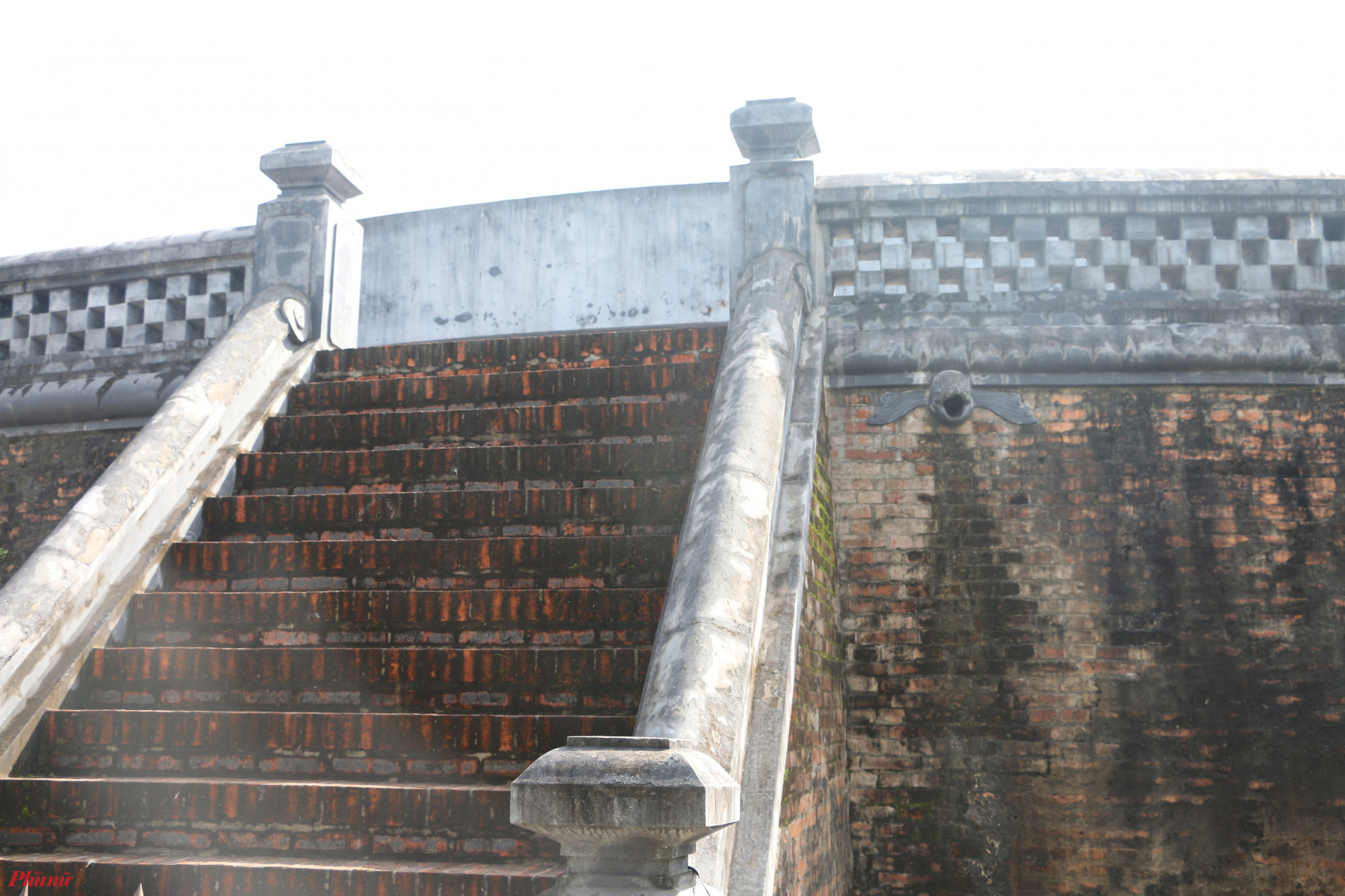 &Ocirc;ng Nguyễn Anh Tuấn, Gi&aacute;m đốc Trung t&acirc;m Ph&aacute;t triển Quỹ đất th&agrave;nh phố Huế cho biết: Hổ Quyền l&agrave; đấu trường c&ograve;n tương đối nguy&ecirc;n vẹn, cũng l&agrave; di t&iacute;ch độc đ&aacute;o của Việt Nam v&agrave; khu vực Đ&ocirc;ng Nam &Aacute;. V&igrave; vậy, UBND tỉnh Thừa Thi&ecirc;n - Huế đ&atilde; c&oacute; chủ trương thực hiện c&ocirc;ng t&aacute;c giải ph&oacute;ng mặt bằng để chỉnh trang lại, ph&aacute;t huy gi&aacute; trị di sản. Hiện nay, th&agrave;nh phố đ&atilde; ph&ecirc; duyệt dự &aacute;n, lựa chọn nh&agrave; thầu v&agrave; đang ho&agrave;n th&agrave;nh c&aacute;c thủ tục để tiến h&agrave;nh triển khai thực hiện dự &aacute;n. Sau khi ho&agrave;n thiện hệ thống hạ tầng sẽ tổ chức di dời 42 hộ bị ảnh hưởng, thu hồi đất để bố tr&iacute; t&aacute;i định cư. Dự kiến cuối năm 2022 sẽ ho&agrave;n th&agrave;nh dự &aacute;n hạ tầng kỹ thuật v&agrave; chỉnh trang khu vực d&acirc;n cư cụm di t&iacute;ch Hổ Quyền - Voi R&eacute;.