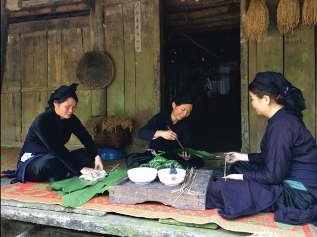 Phụ nữ d&acirc;n tộc T&agrave;y g&oacute;i b&aacute;nh chưng ng&agrave;y Tết &ndash; Ảnh: Internet