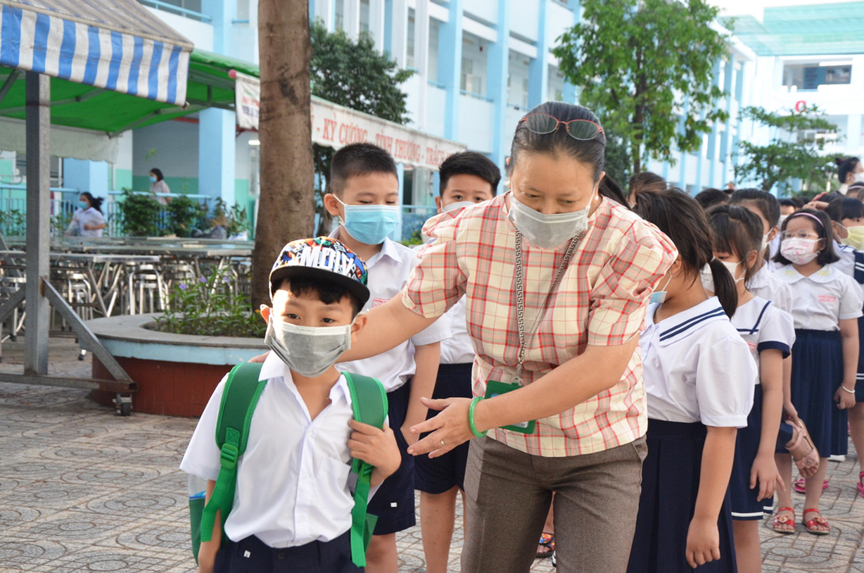 Học sinh Trường tiểu học B&ocirc;ng Sao (Q.8) trong ng&agrave;y trở lại trường