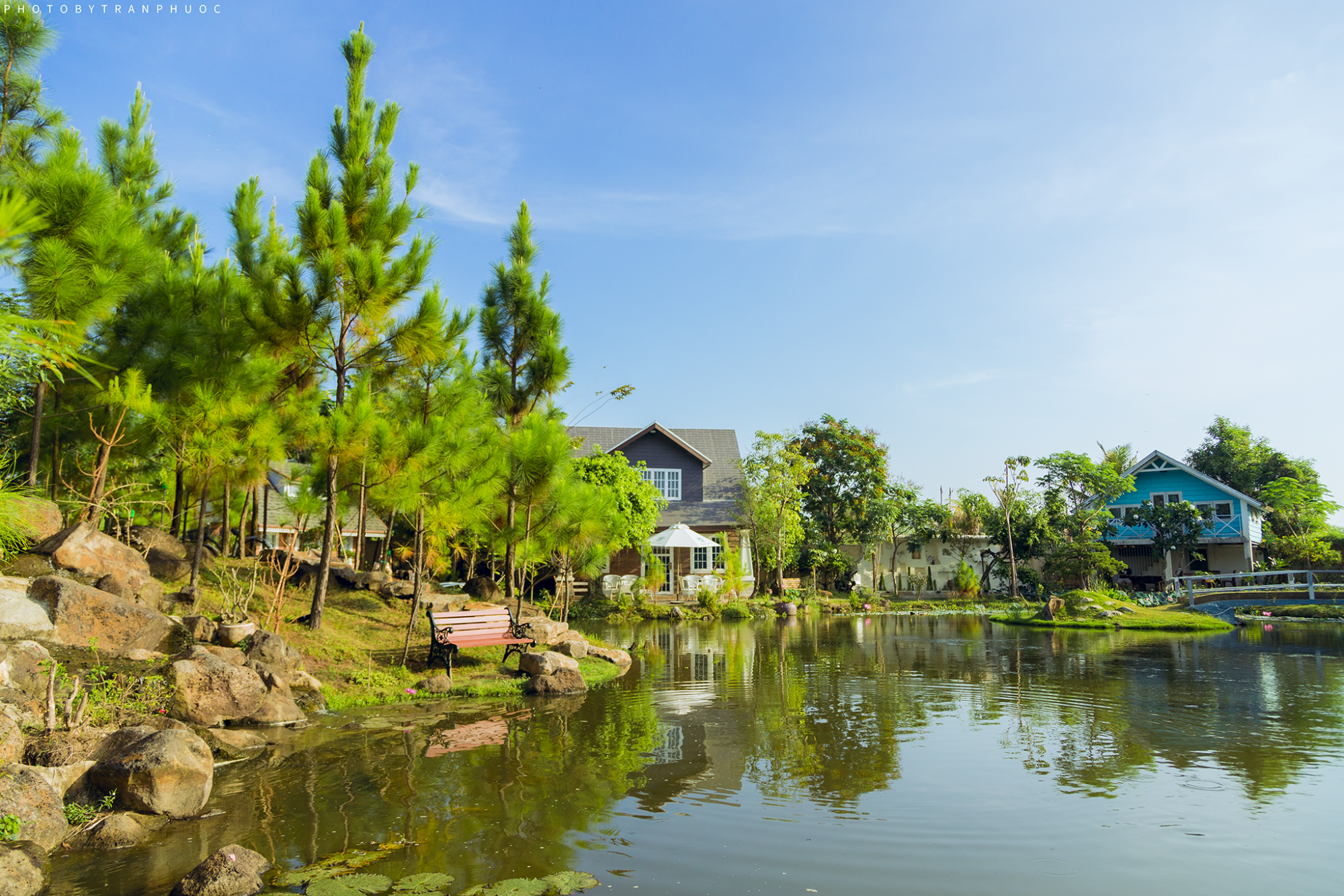 Phong cảnh hữu t&igrave;nh với bối cảnh như một g&oacute;c Đ&agrave; Lạt của qu&aacute;n c&agrave; ph&ecirc; Lochome Paradise Garden.