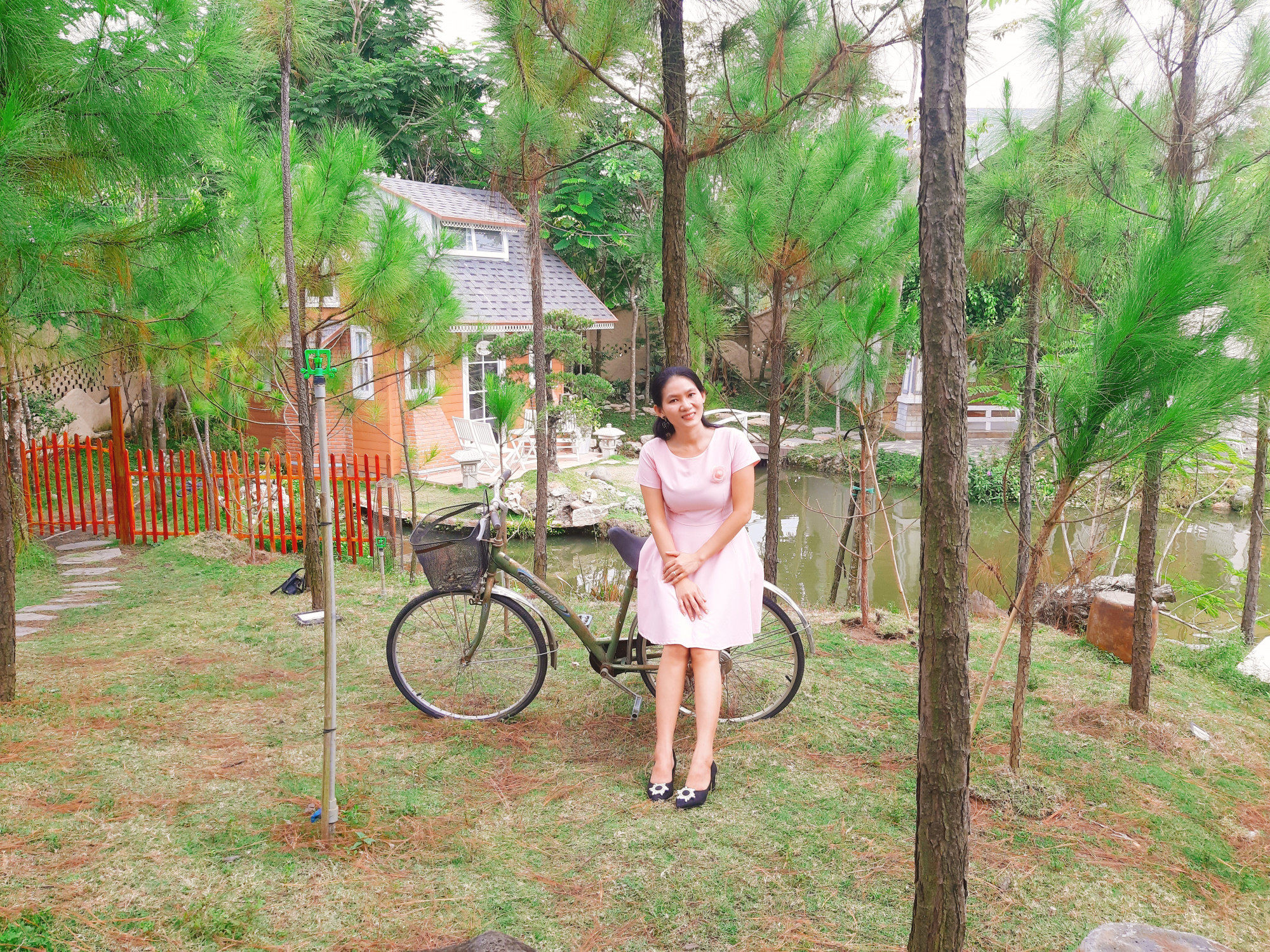 Cảnh thơ m&ocirc;̣ng tr&ecirc;n đ&ocirc;̀i th&ocirc;ng ven h&ocirc;̀.