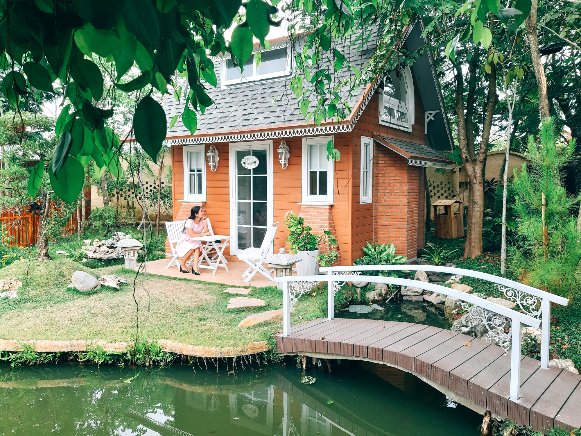 Căn nh&agrave; nhỏ ki&ecirc;́n trúc ch&acirc;u &Acirc;u xinh xắn b&ecirc;n bờ h&ocirc;̀.