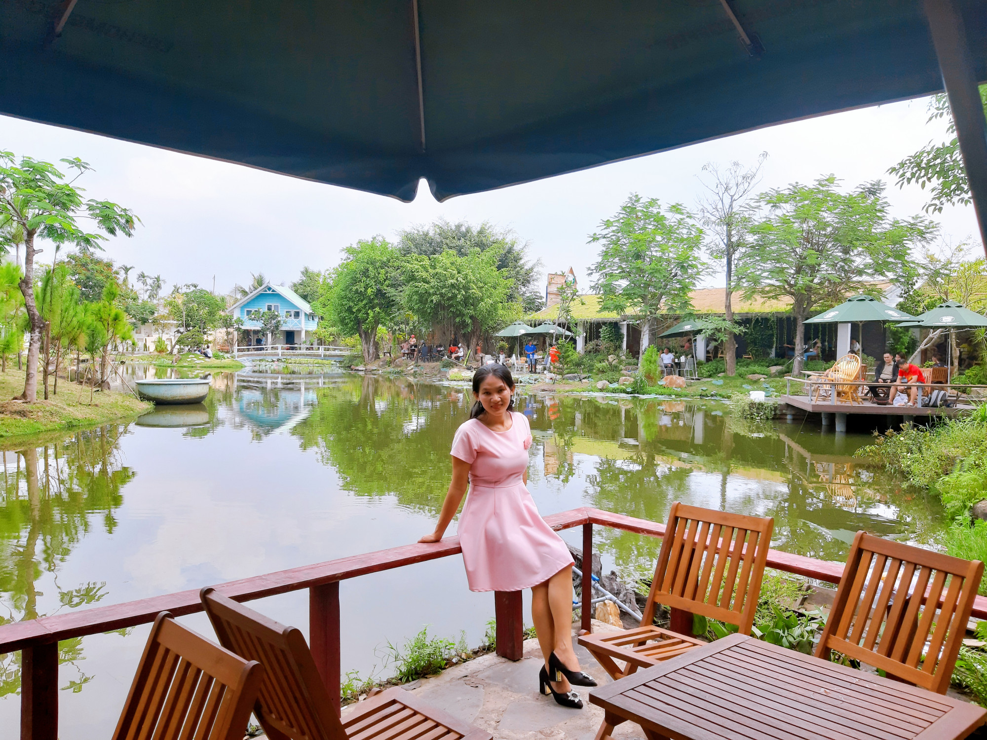 H&ocirc;̀ nước l&agrave; m&ocirc;̣t trong những g&oacute;c chill nh&acirc;́t của qu&aacute;n.