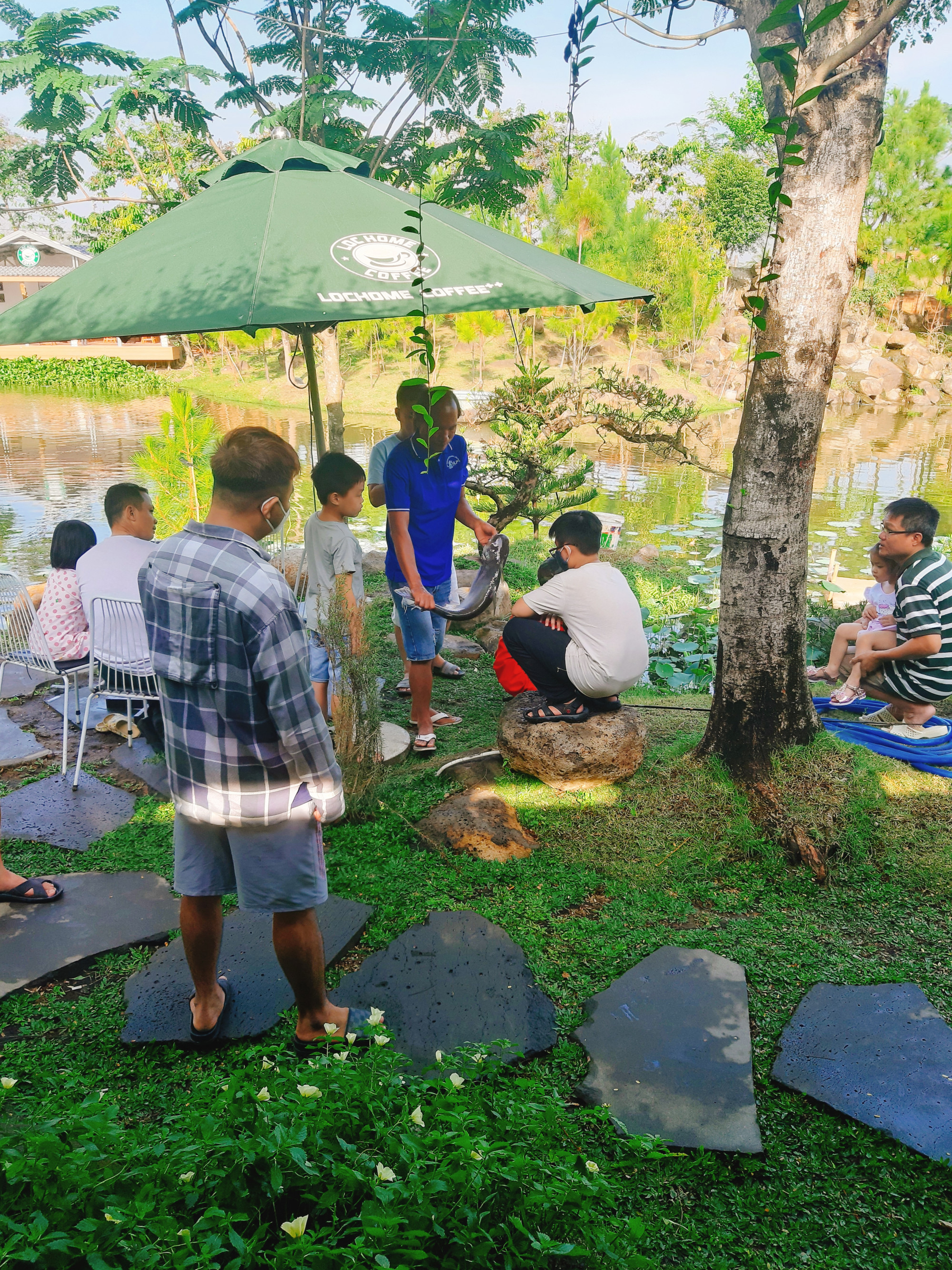 M&ocirc;̣t kh&aacute;ch nam vừa c&acirc;u được c&aacute; lớn trong h&ocirc;̀.