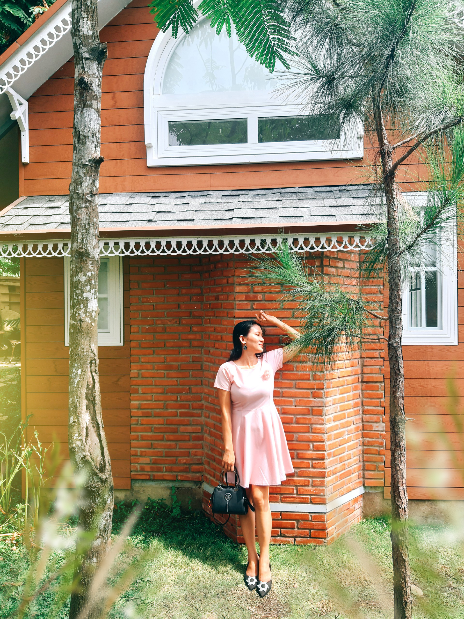 Tường gạch cũng bi&ecirc;́n th&agrave;nh background xịn.