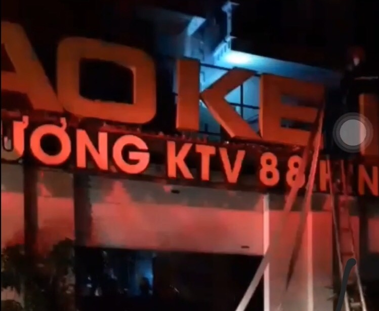 Ch&aacute;y qu&aacute;n karaoke, 2 vợ chồng chủ qu&aacute;n tử vong