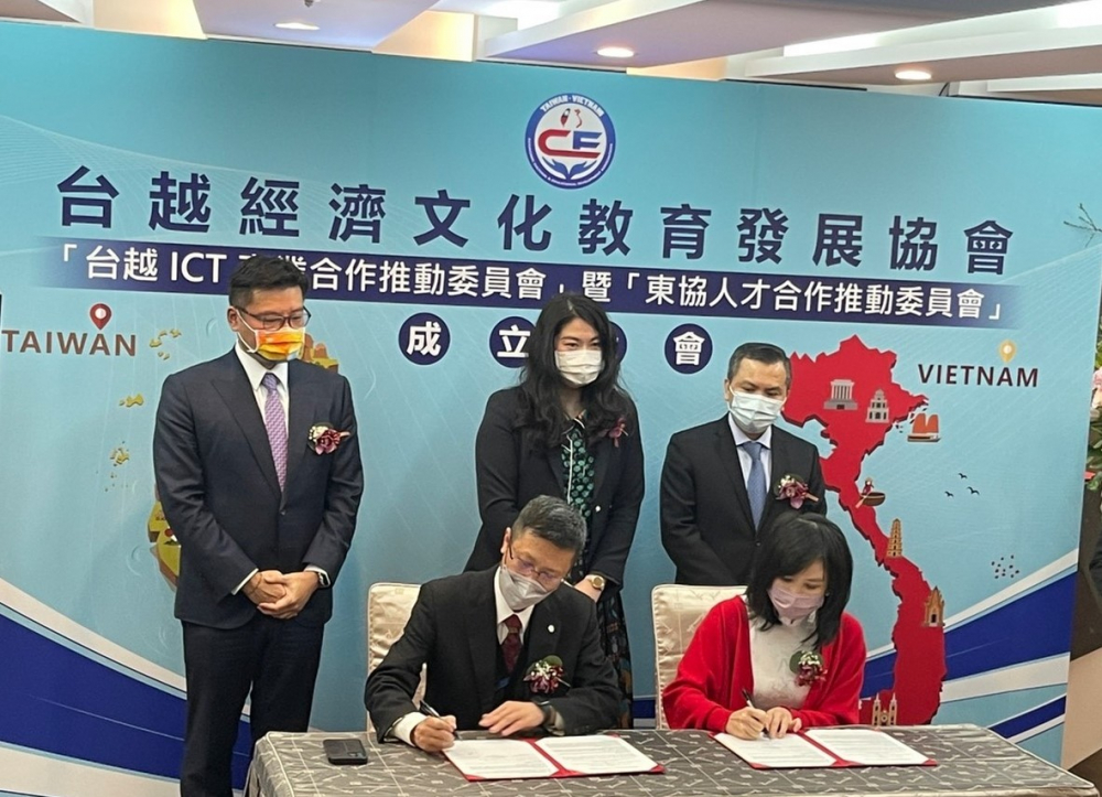 Trong khu&ocirc;n khổ buổi lễ, Ủy ban X&uacute;c tiến hợp t&aacute;c c&ocirc;ng nghệ cao đ&atilde; k&yacute; kết MOU hợp t&aacute;c với C&ocirc;ng ty Th&ocirc;ng tin M1, C&ocirc;ng ty Th&ocirc;ng tin M3 của Tập đo&agrave;n c&ocirc;ng nghệ viễn th&ocirc;ng Qu&acirc;n đội (Viettel) c&ugrave;ng một số đơn vị, doanh nghiệp Việt Nam v&agrave; Đ&agrave;i Loan.