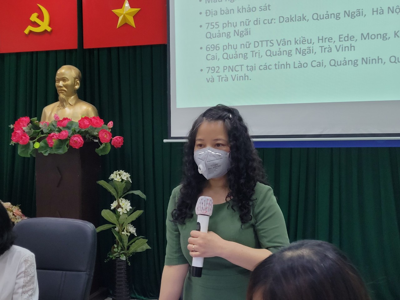 PGS.TS. Trần Thị Minh Thi - Viện trưởng Viện nghiên cứu Gia đình và giới - báo cáo kết quả nghiên cứu đề tài