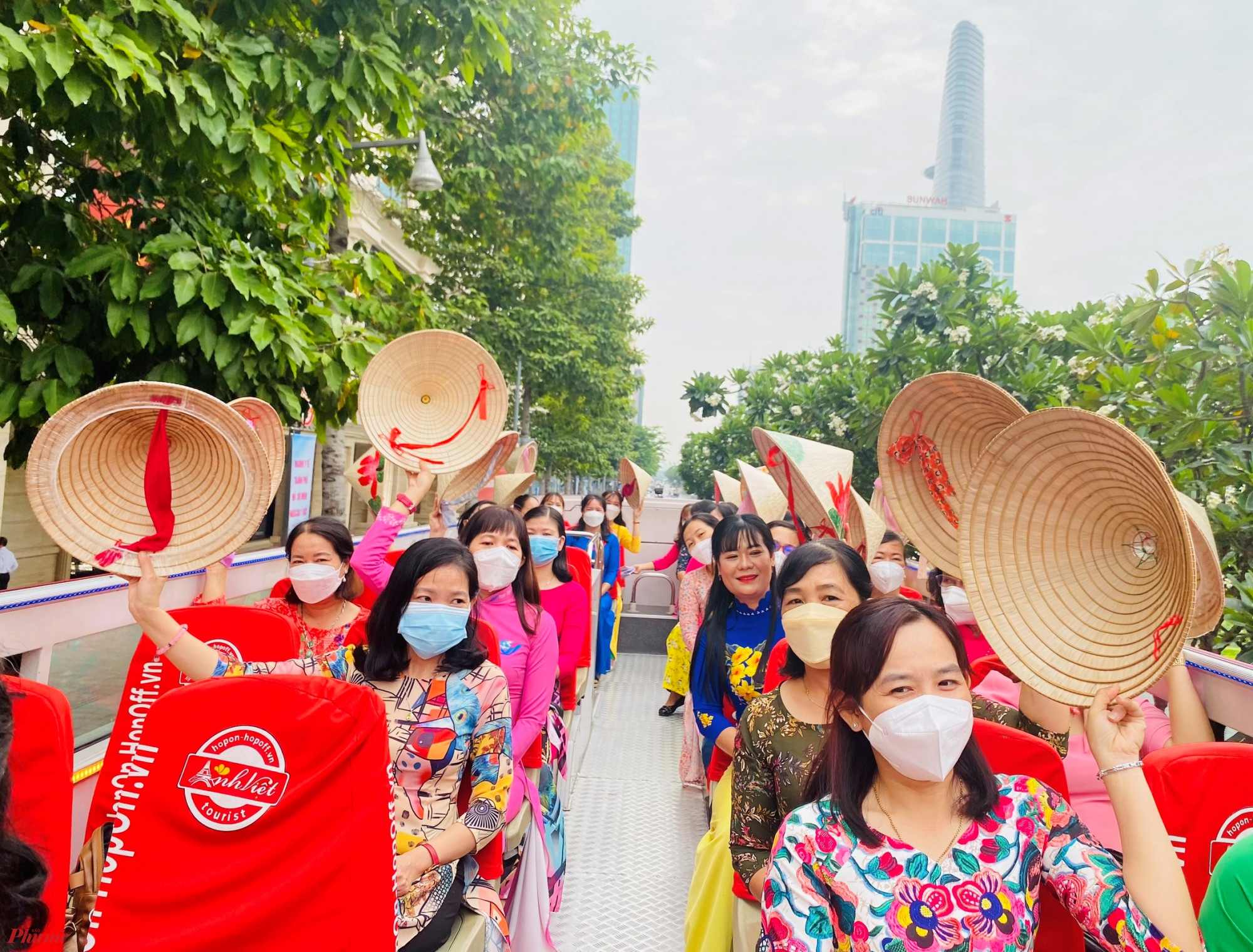 C&aacute;n bộ Hội tham quan th&agrave;nh phố bằng xe bu&yacute;t 2 tầng kết hợp với truyền th&ocirc;ng quảng b&aacute;o h&igrave;nh ảnh chiếc &aacute;o d&agrave;i 