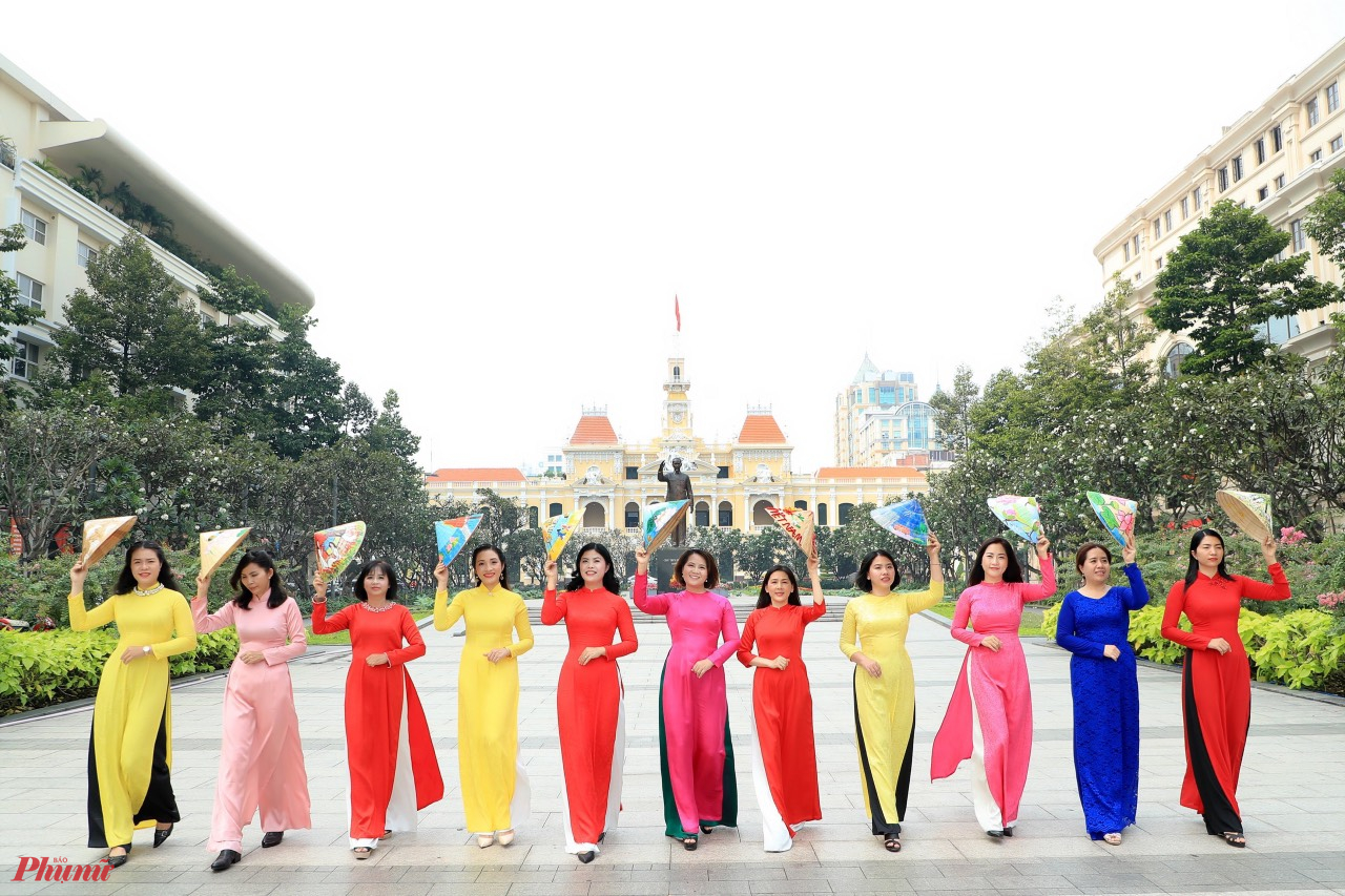C&aacute;n bộ hội LHPN quận 3 hưởng ứng Tuần lễ &aacute;o d&agrave;i, diện c&aacute;c bộ trang phục &aacute;o d&agrave;i truyền thống xuống phố 
