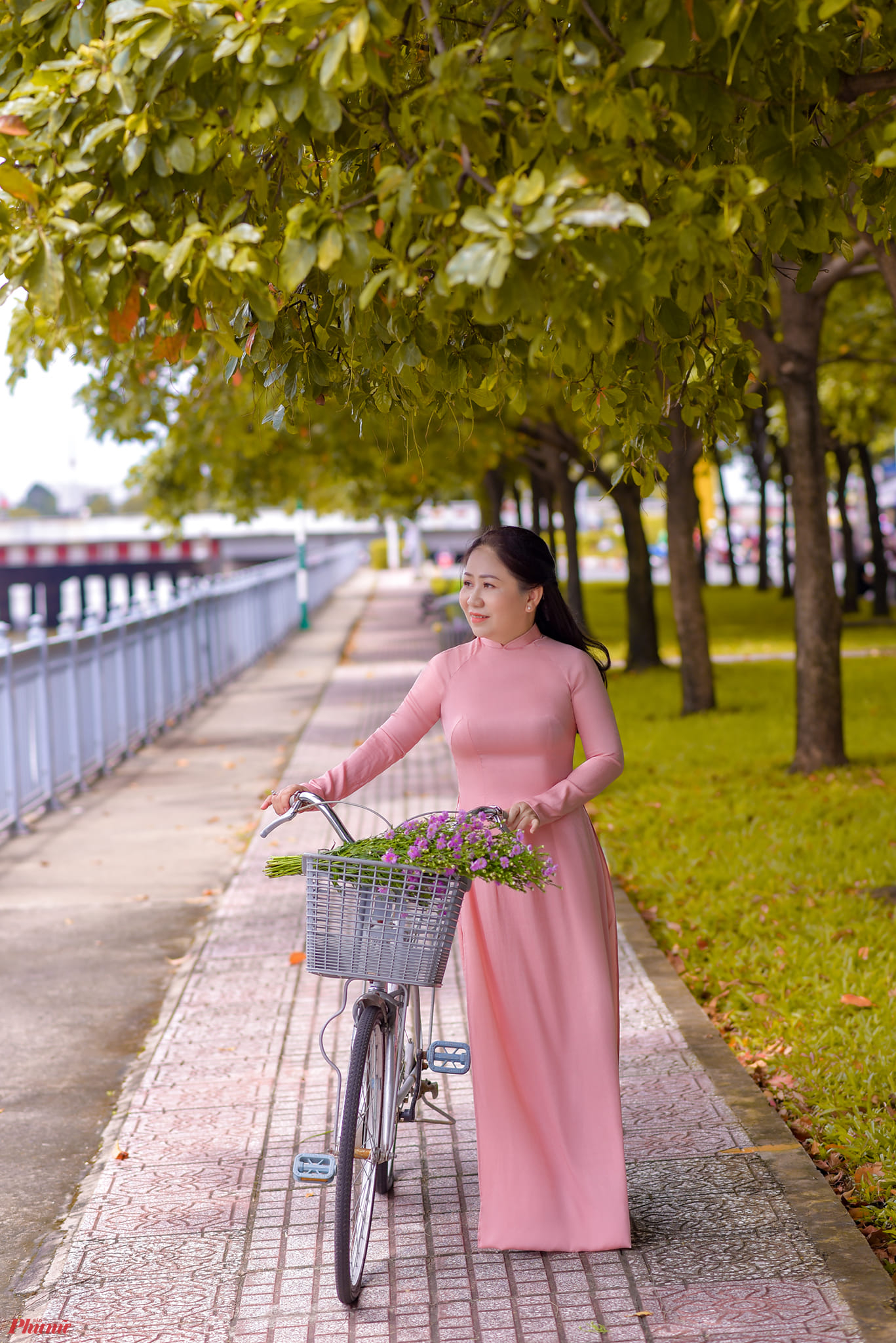 Chị Nguyễn Thị Lan hưởng ứng chương tr&igrave;nh tuần lể &aacute;o d&agrave;i, &aacute;o d&agrave;i xuống phố 
