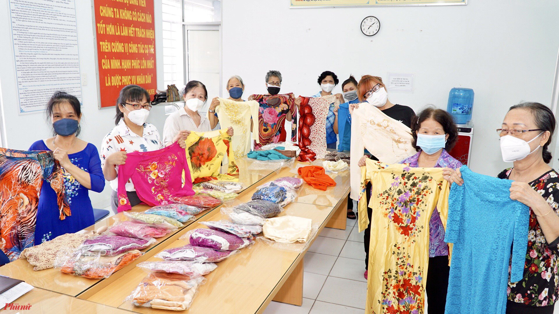 Hội LHPN phường 1, quận Ph&uacute; Nhuận ph&aacute;t động đến phụ nữ tham gia chương tr&igrave;nh &ldquo;&aacute;o d&agrave;i tặng bạn, vận động vải, &aacute;o d&agrave;i đ&atilde; qua sử dụng tặng cho hội vi&ecirc;n phụ nữ kh&oacute; khăn. Thời gian ph&aacute;t động từ nay đến cuối th&aacute;ng 3. Chỉ qua v&agrave;i ng&agrave;y ph&aacute;t động, Hội đ&atilde; nhận được hơn 80 bộ &aacute;o d&agrave;i từ c&aacute;n bộ, hội vi&ecirc;n phụ nữ g&oacute;p tặng
