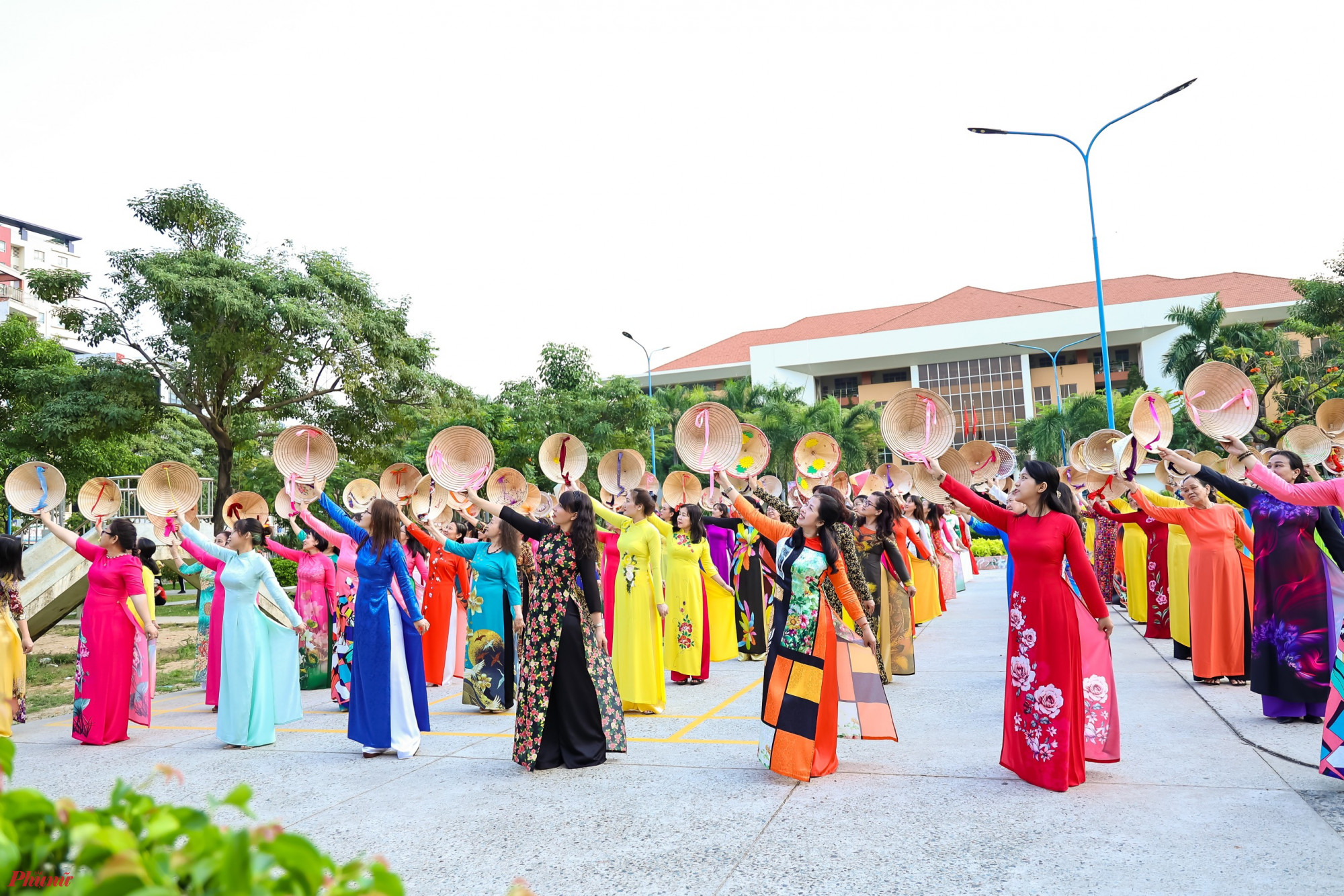 C&ugrave;ng đ&oacute;, gần 100 c&aacute;n bộ hội vi&ecirc;n phụ nữ quận T&acirc;n Ph&uacute; tham gia m&uacute;a đồng diễn &aacute;o d&agrave;i tr&ecirc;n nền b&agrave;i h&aacute;t Duy&ecirc;n d&aacute;ng &aacute;o hoa.